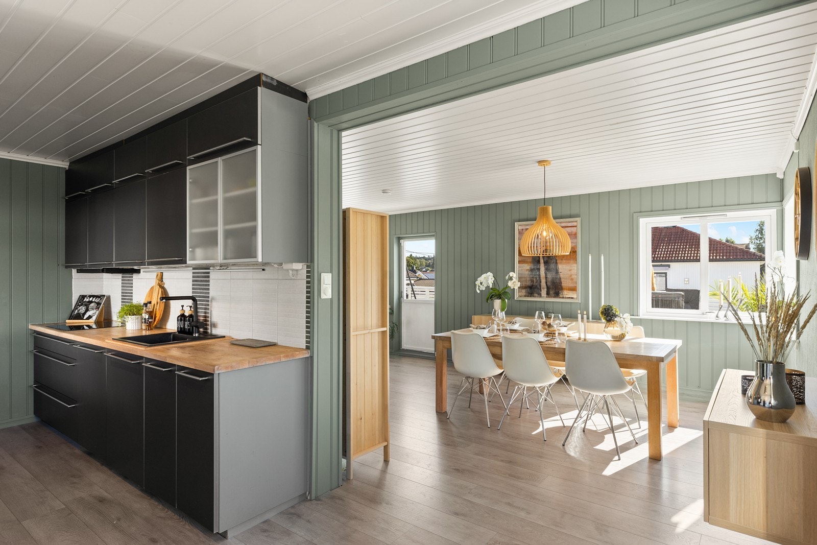 Delvis adskilt spisestue, praktisk plassert mellom kjøkkenet og stuen. Galleribilde