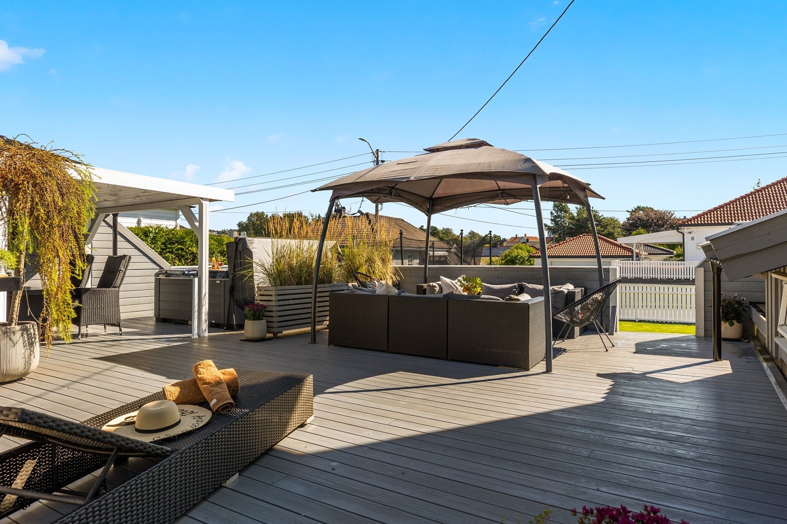 Terrasseplatting i forbindelse med boligens inngangsparti. Galleribilde