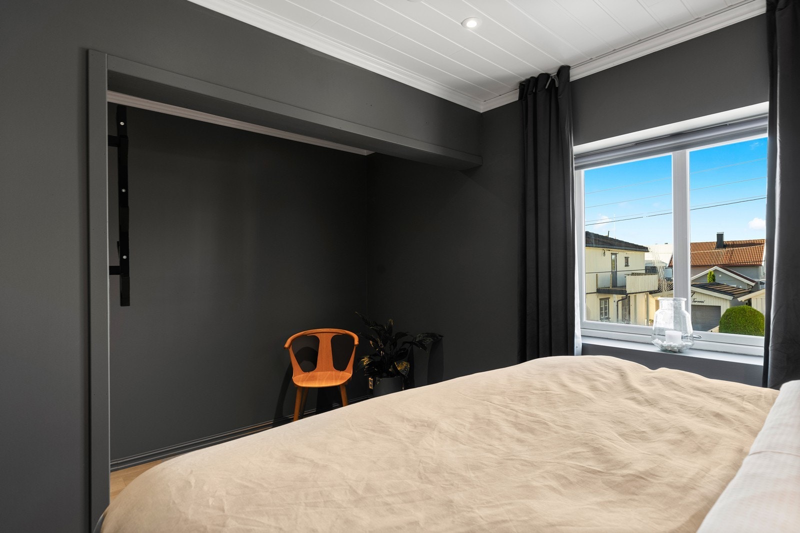 Soverom 2. I tillegg til rom for dobbeltseng er det også plass til gaderobeskap. Galleribilde