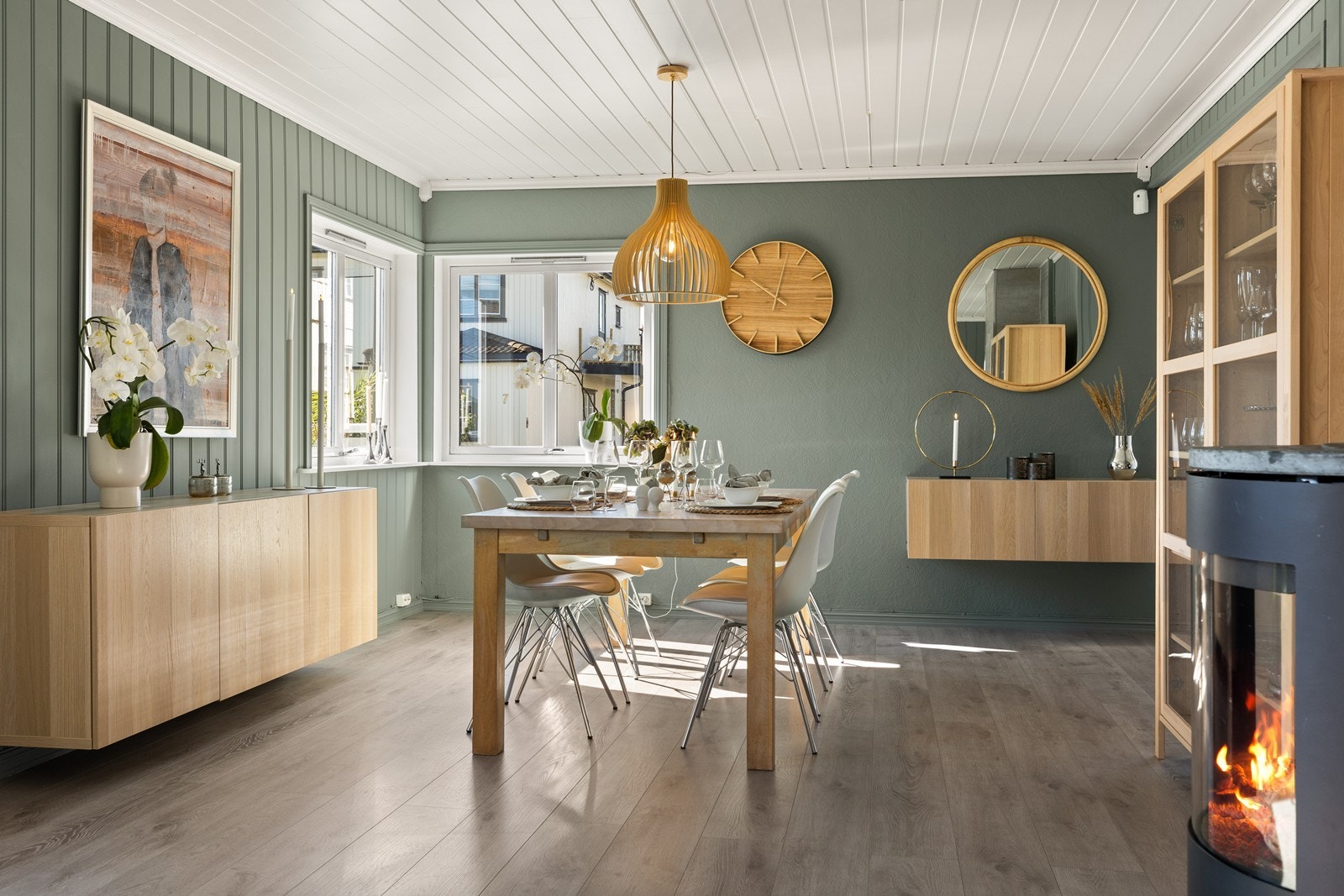 Koselig spisestue med plass til mange. Galleribilde