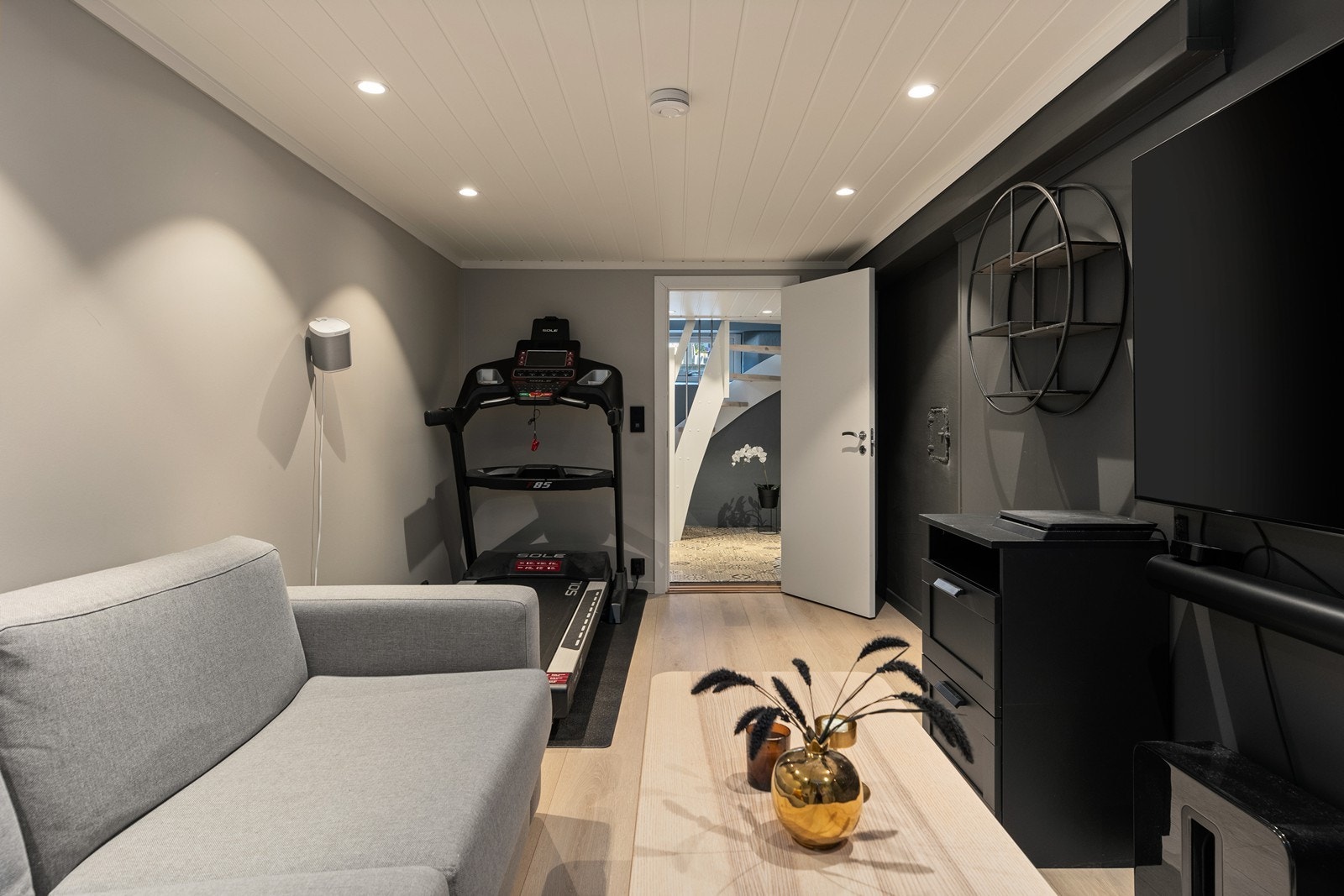 Rommet har behagelige fargetoner. - Det har ikke blitt søkt om bruksendring til kjellerstue. Galleribilde