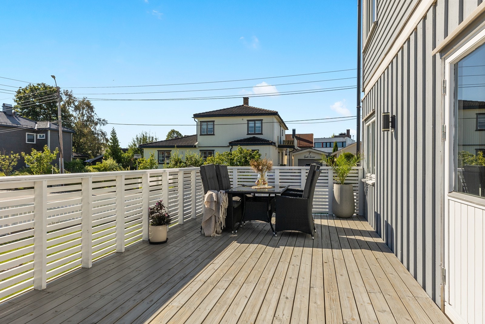 På verandaen er det god plass til flere sittegrupper. Galleribilde