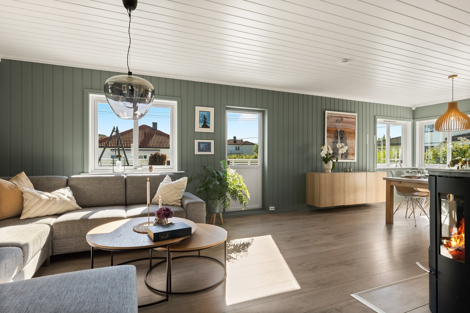 Lysinnslipp fra flere vindusflater. Galleribilde