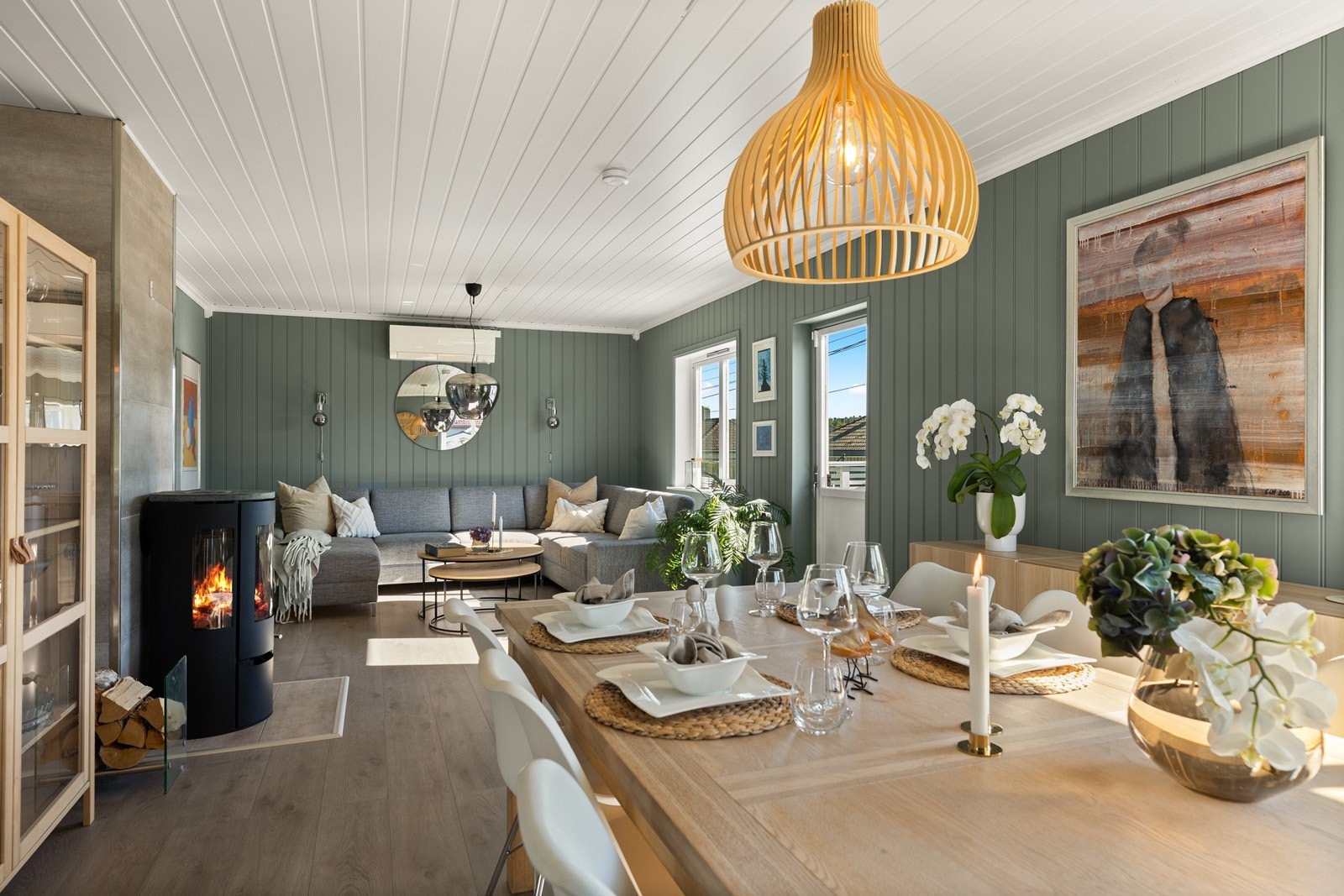 Stuen er romslig og har plass til flere møbleringssoner. Galleribilde