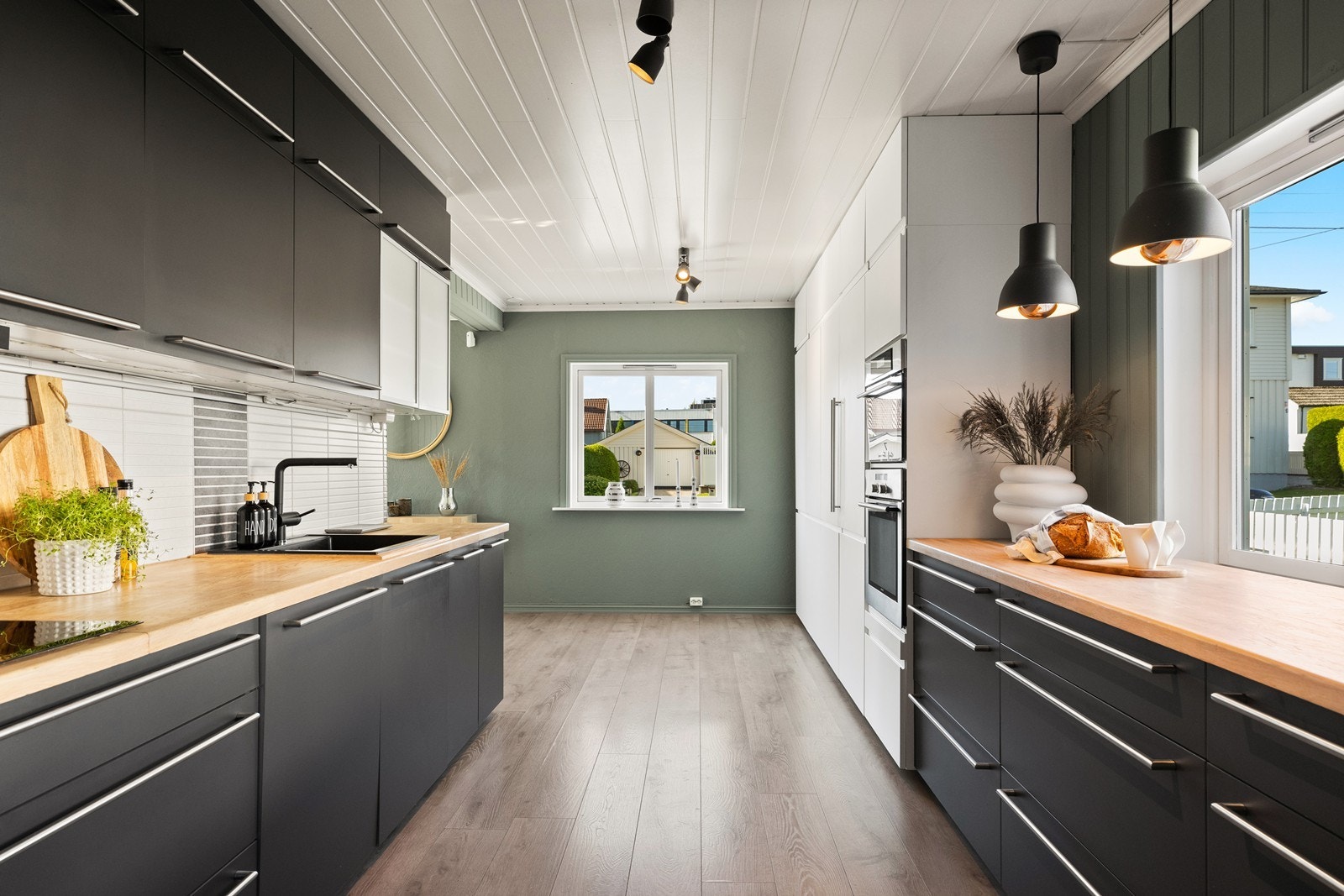 Det er benkeplate av heltre, og integrerte hvitevarer. Galleribilde