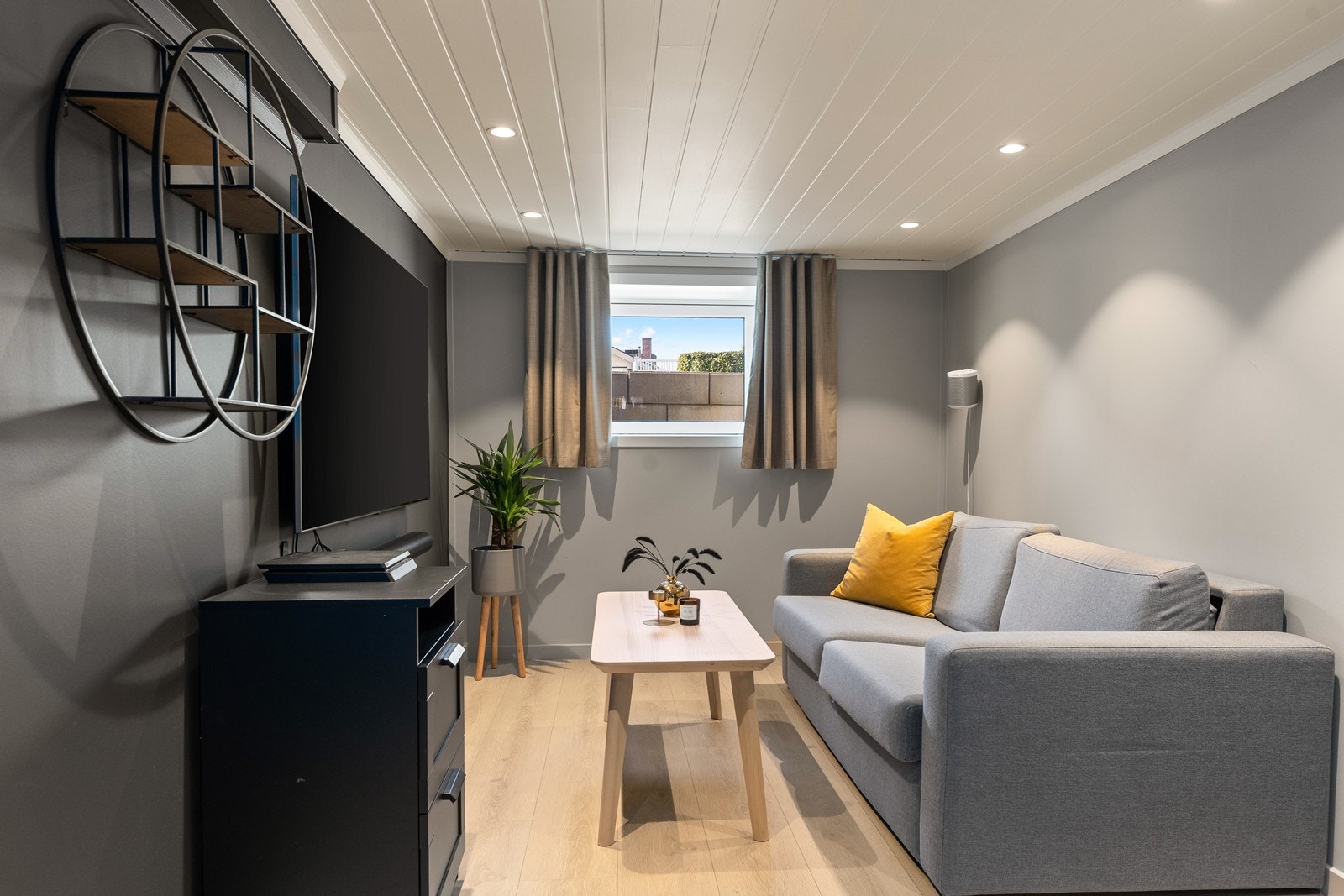 Rom i kjeller er innredet som kjellerstue. - Det har ikke blitt søkt om bruksendring til kjellerstue. Galleribilde