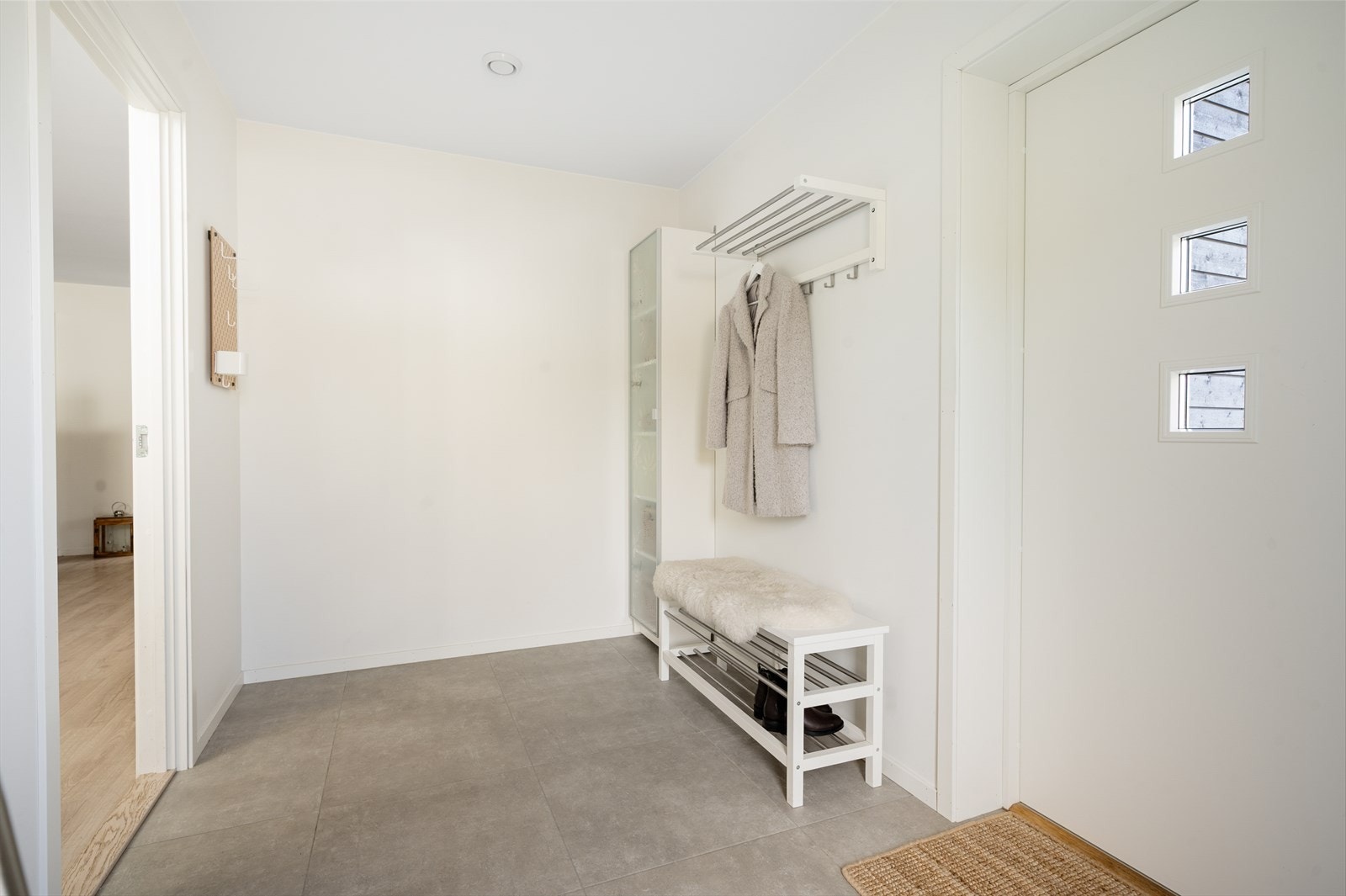 Romslig gang med flis på gulv med gulvvarme Galleribilde