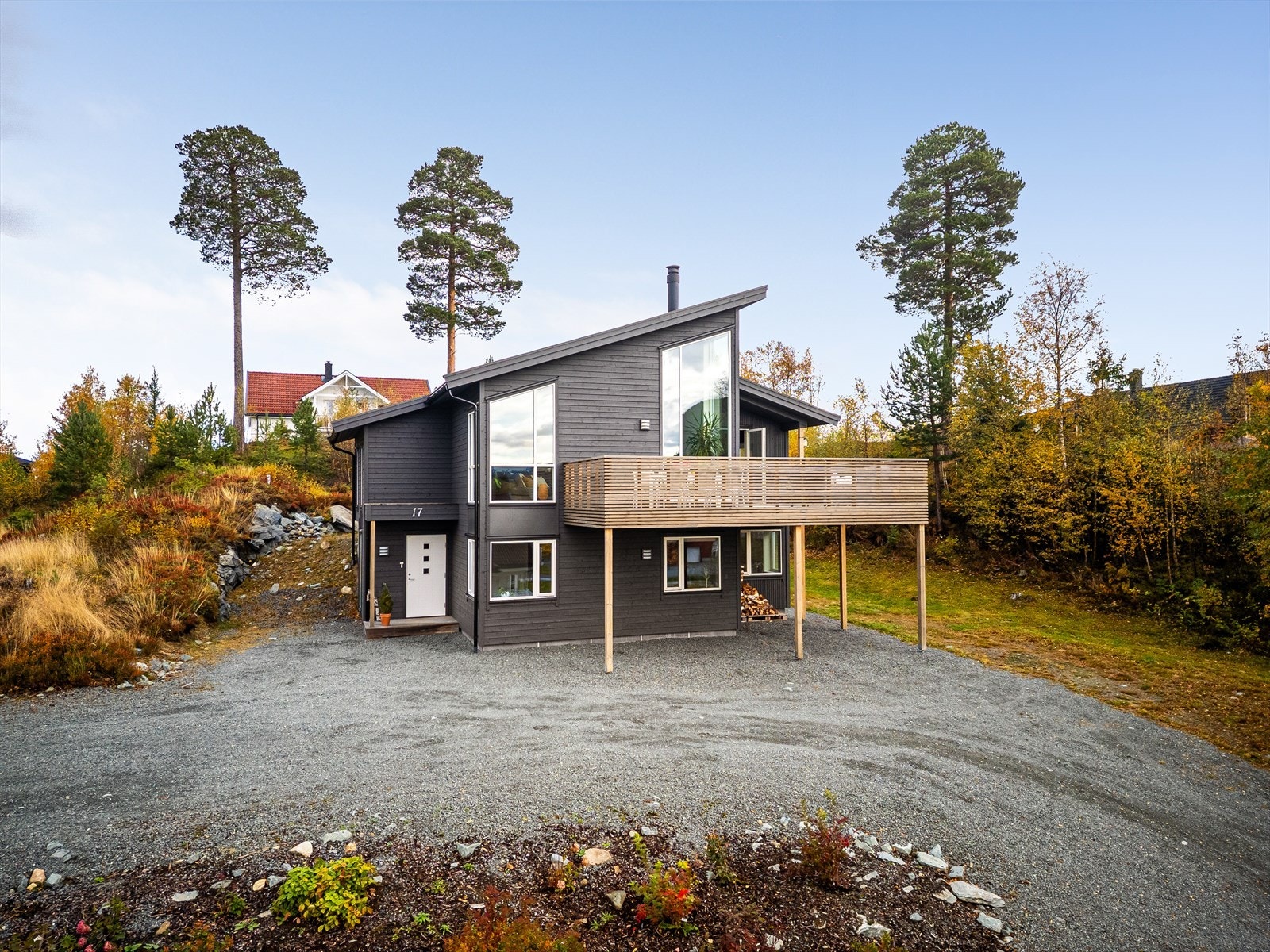 En meget flott og nyere familiebolig over to plan med 4 soverom, 2 bad + vaskerom, fantastisk stue/kjøkkendel med store vindusflater og god takhøyde Galleribilde