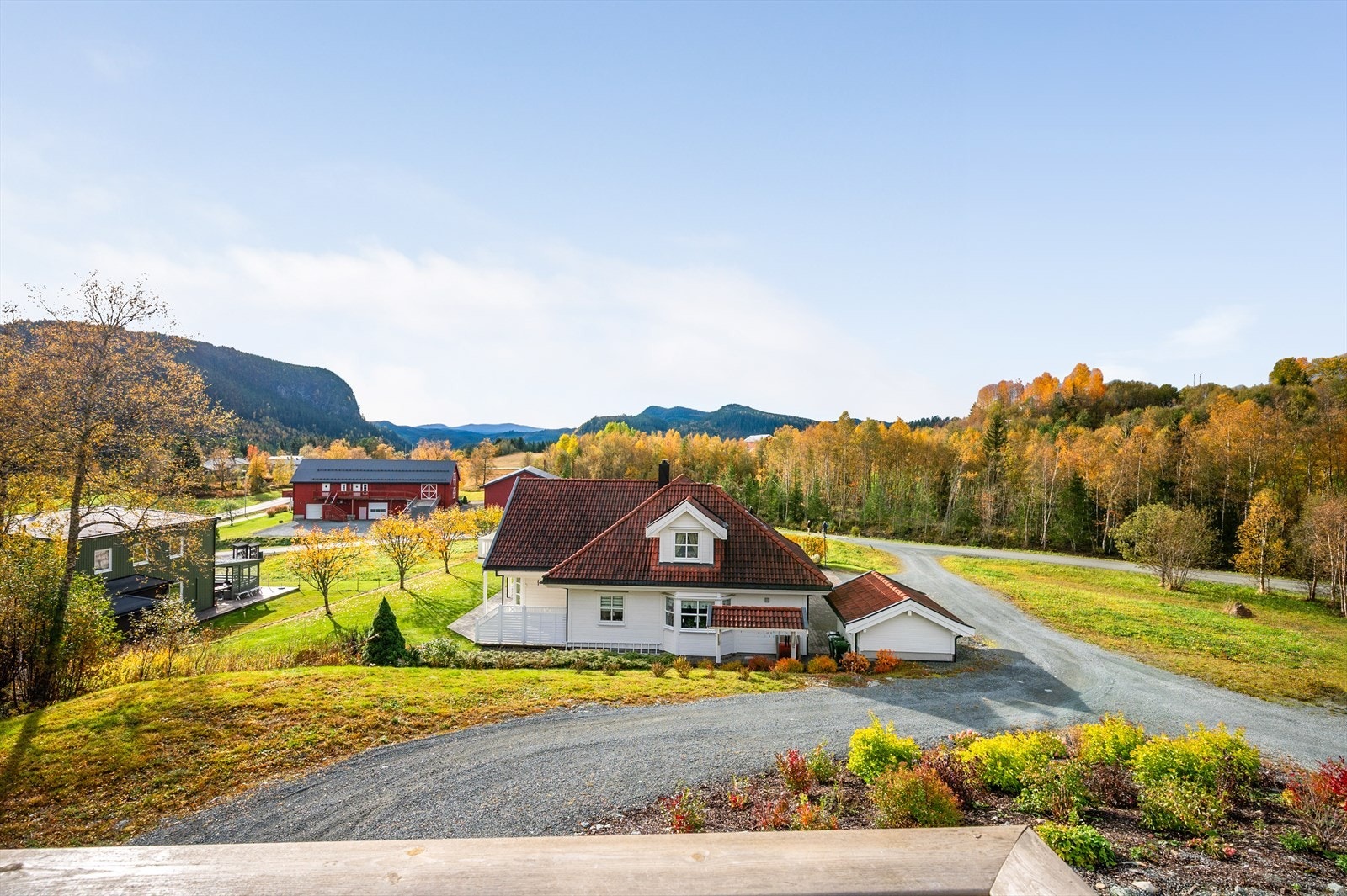 Flott utsikt mot Gaustadvatnet og Ramberget Galleribilde