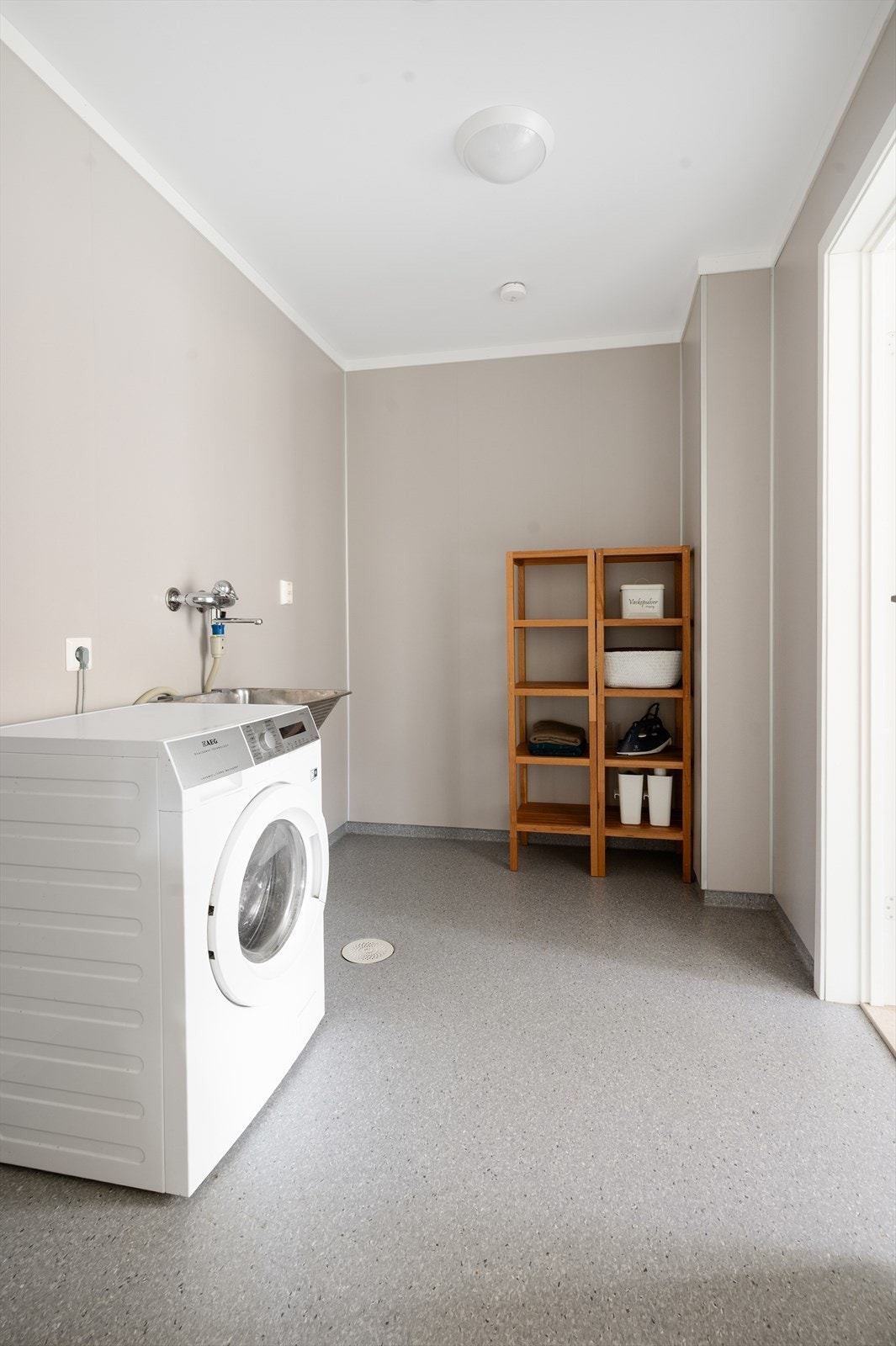 Vaskerom utstyrt med opplegg for vaskemaskin, skyllekum og mekanisk avtrekk. Galleribilde