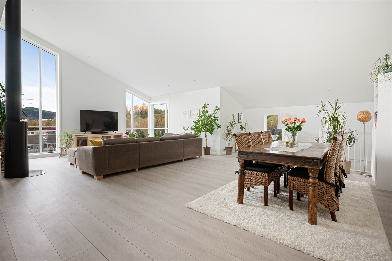 Det er god plass til ei romslig spisestue hvor man kan invitere til trivelige lag Galleribilde