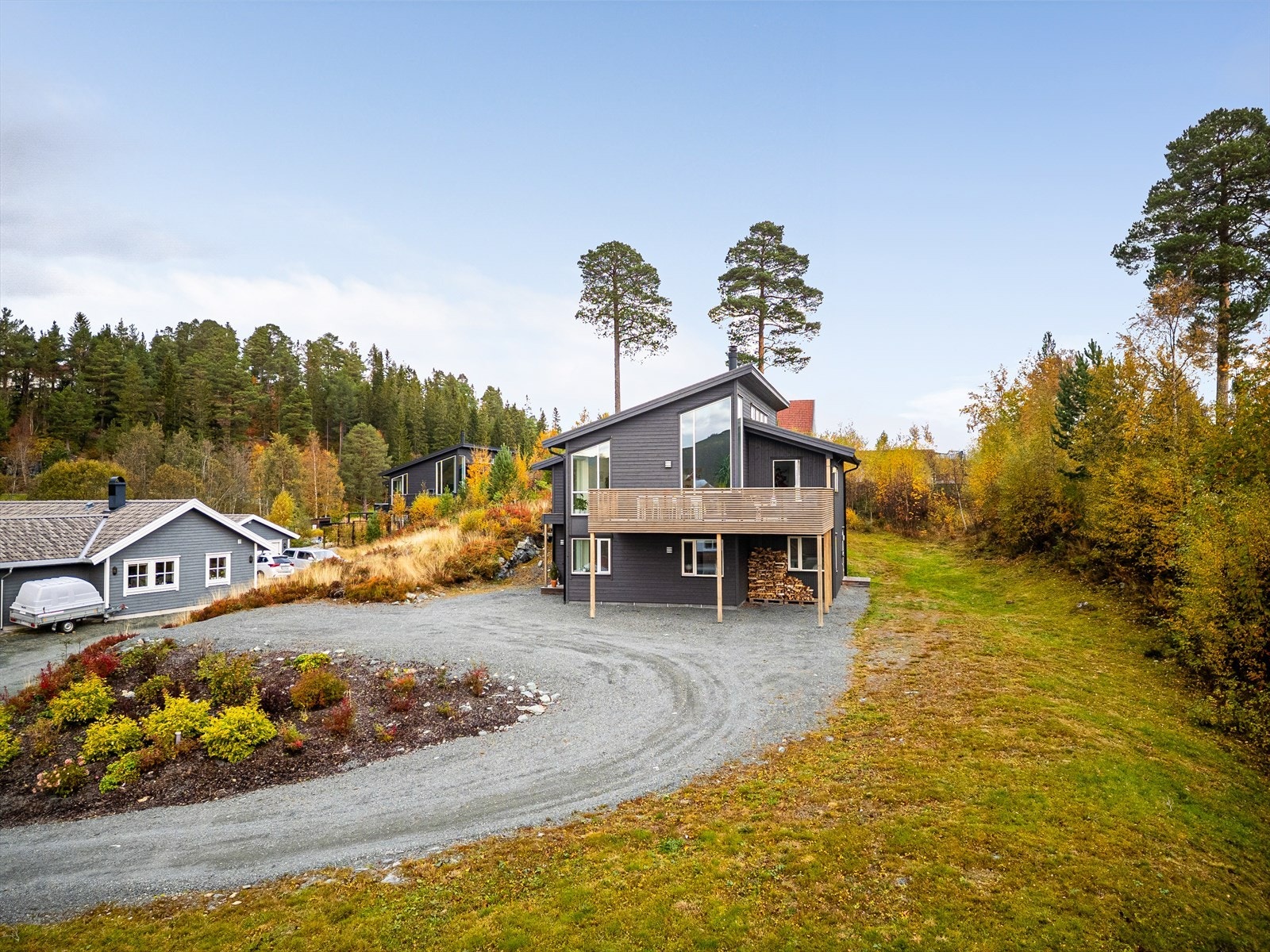 Boligen ligger i et nytt felt på Korsvegen på ei meget flott naturtomt på underkant av 1 mål Galleribilde