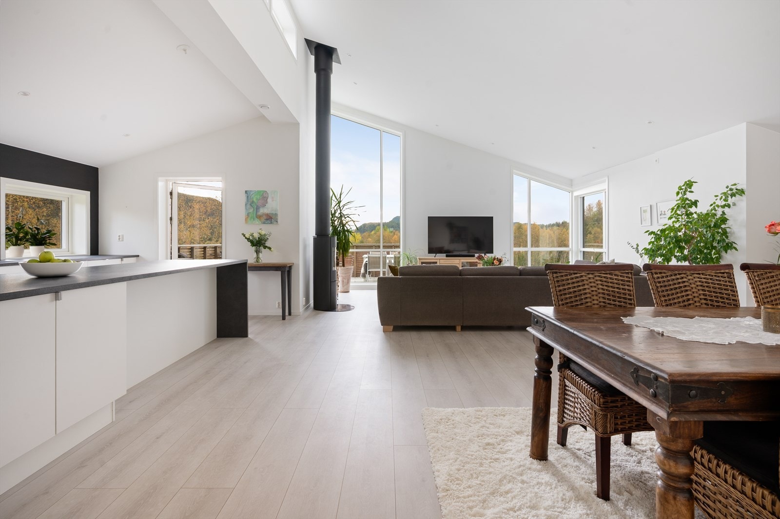 Her får man en meget flott stue/kjøkkendel med veldig god takhøyde! Galleribilde