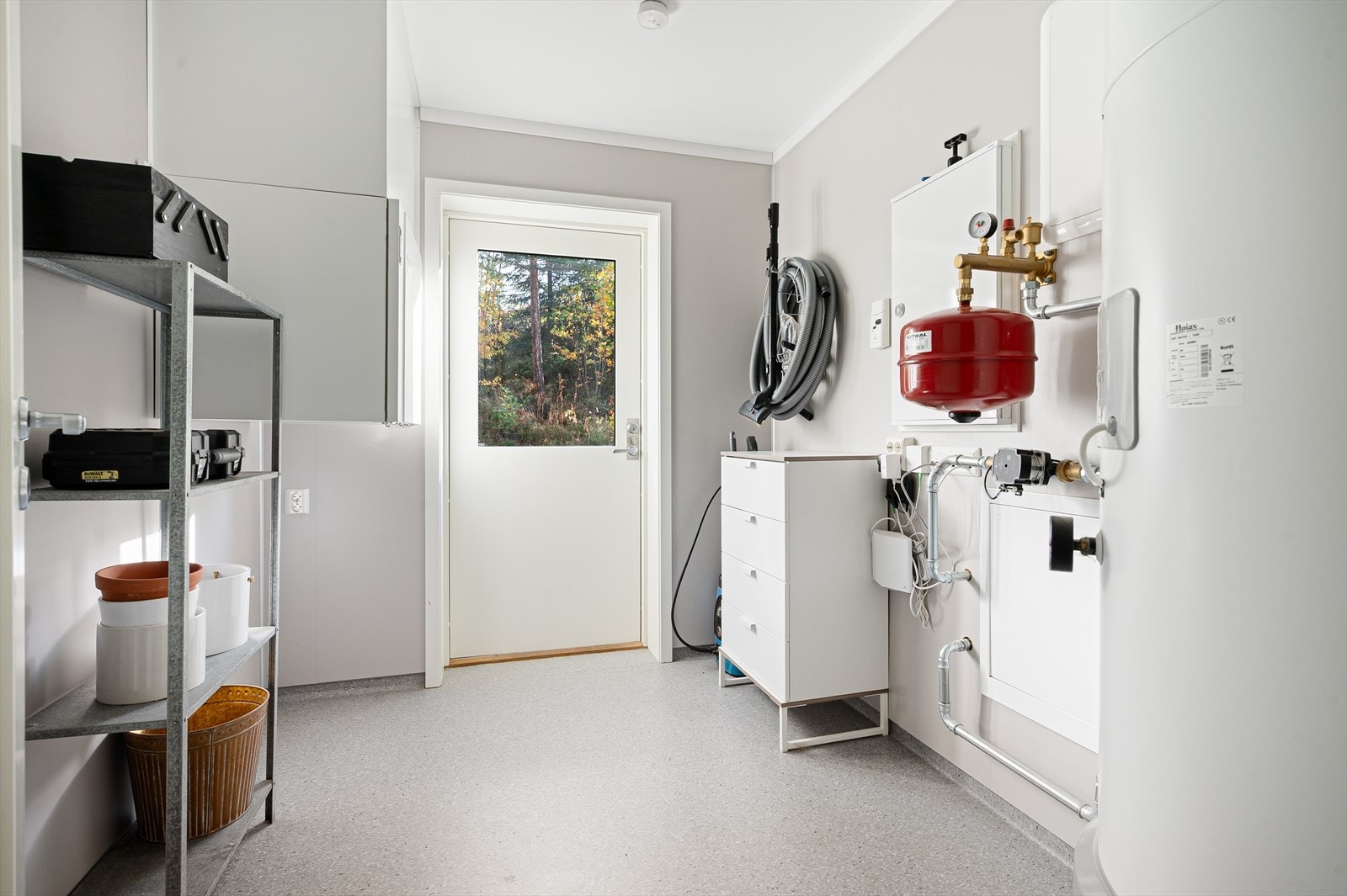 Boligen har 2 bad samt eget praktisk vaskerom og teknisk rom med egen inngang Galleribilde