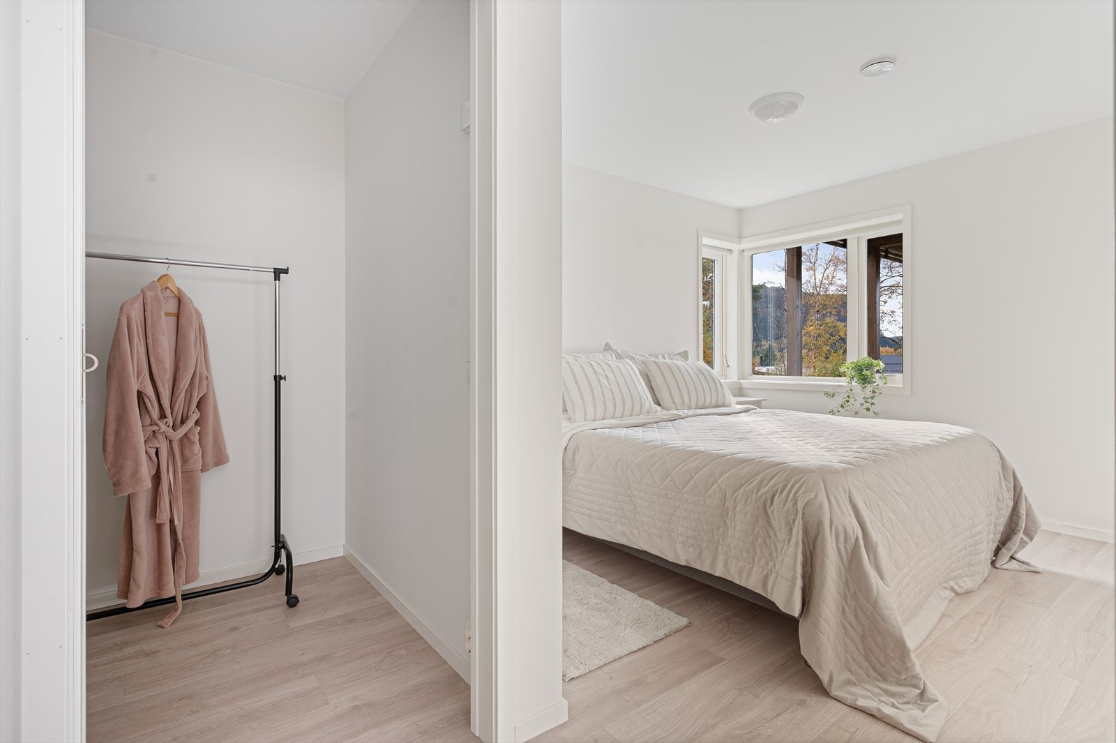 Hovedsoverom med tilhørende bod/walk-in Galleribilde