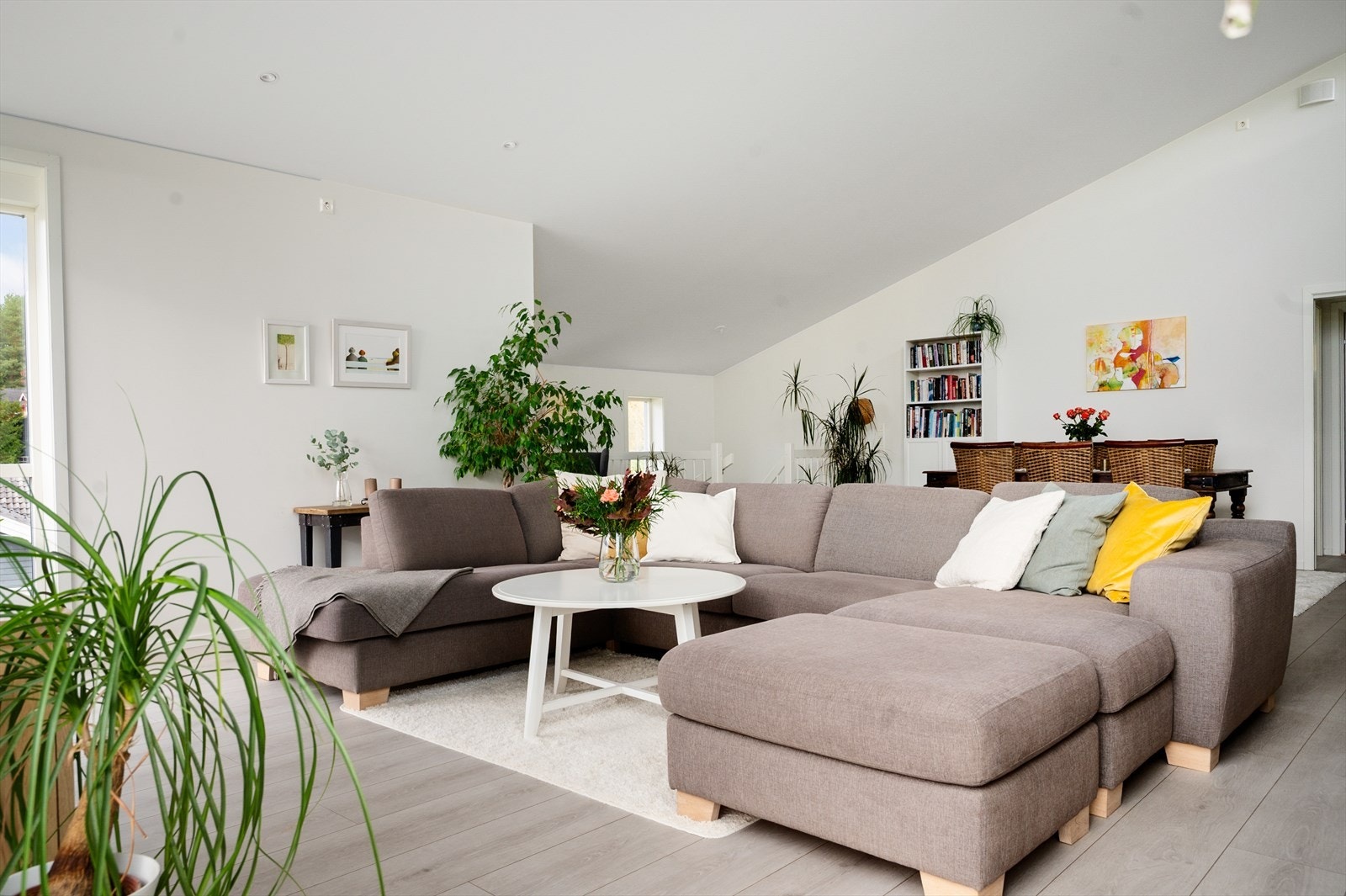 Stua er romslig og gir ulike muligheter for møblering etter behov Galleribilde