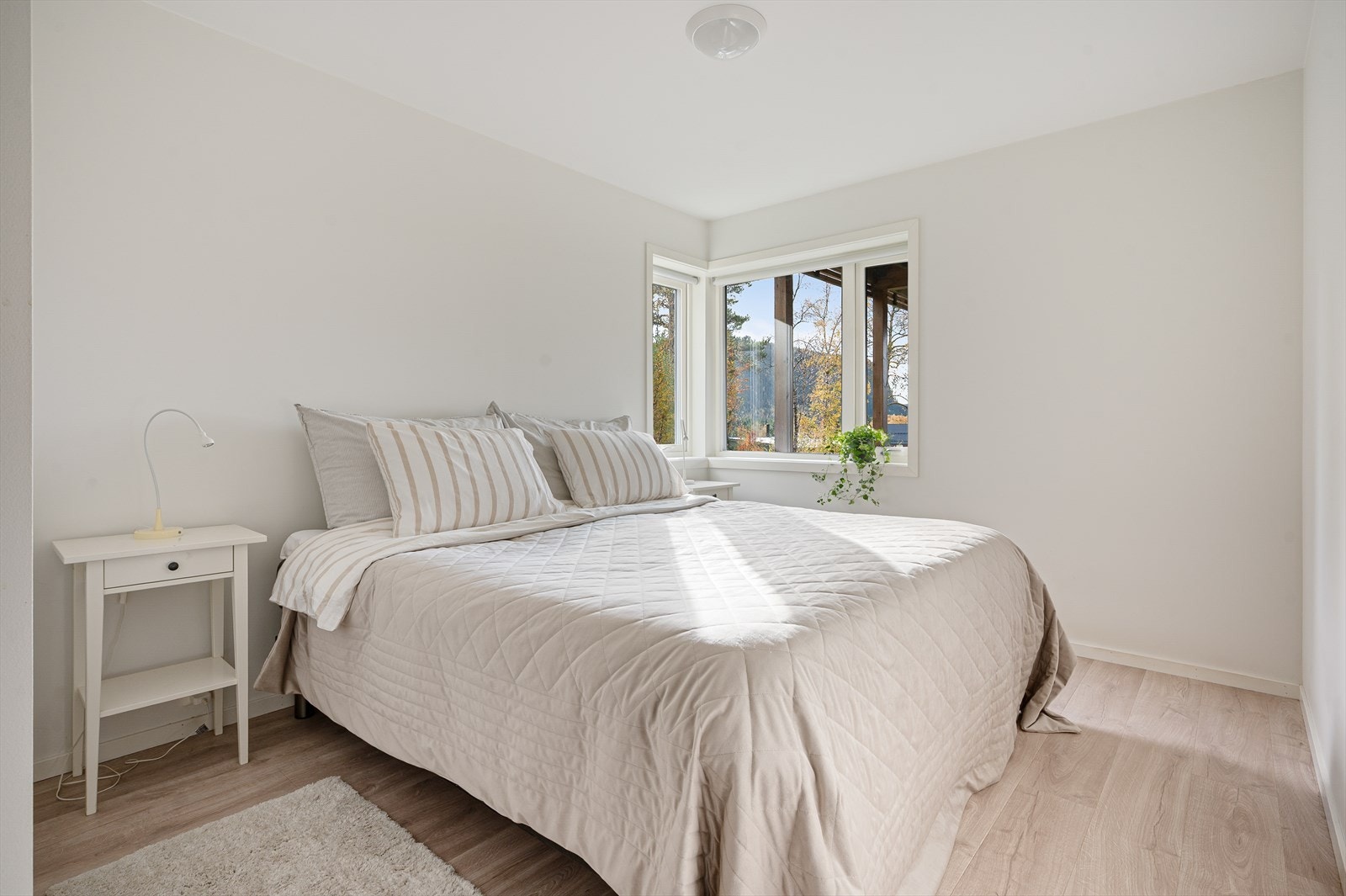 Hovedsoverommet er på gode 12,5 kvm med tilhørende bod på 3kvm! Galleribilde