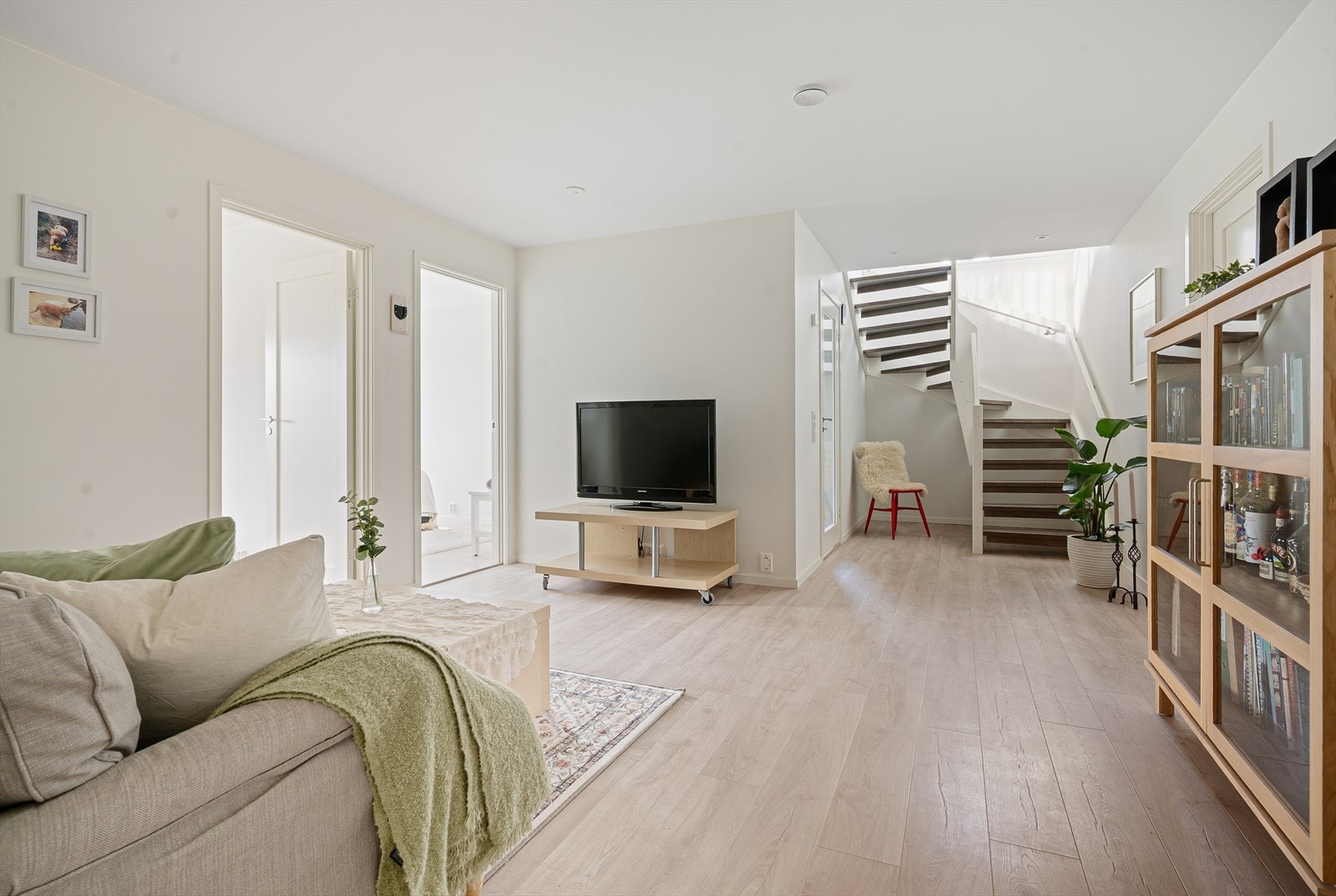 Beveger vi oss ned til 1. etasje finner vi en stor hall med tv-stue Galleribilde