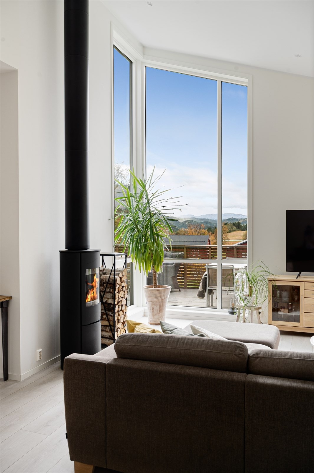 Store vindusflater gir rikelig med lysinnslipp og god oversikt utover flott landskap! Galleribilde