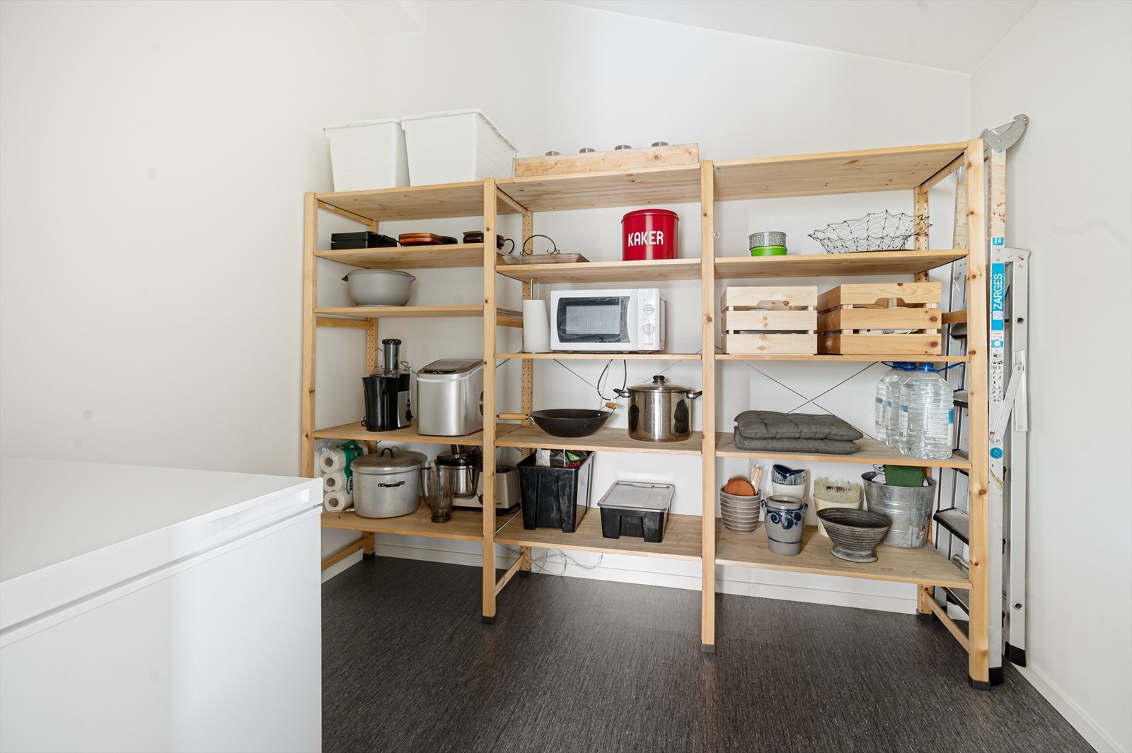 I bakkant av kjøkken er det en meget praktisk bod, her kan man innrede etter behov som feks et grovkjøkken Galleribilde