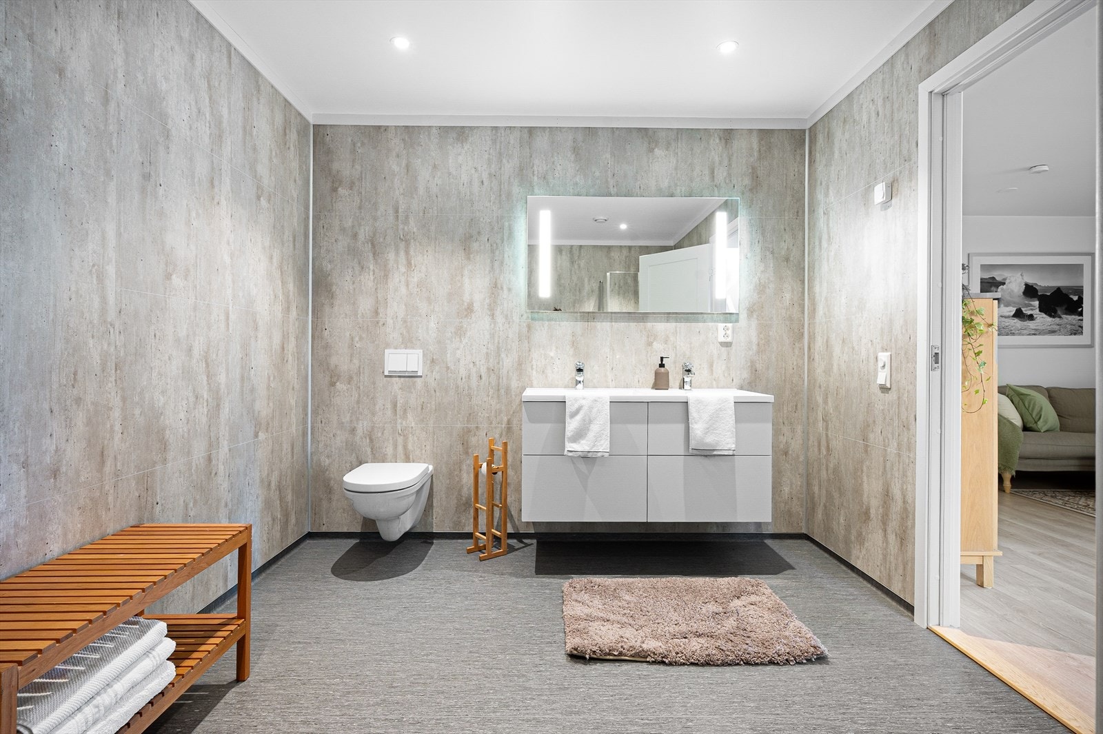 Ned i 1. etasje finner vi hovedbad på hele 9,5 kvm! Galleribilde