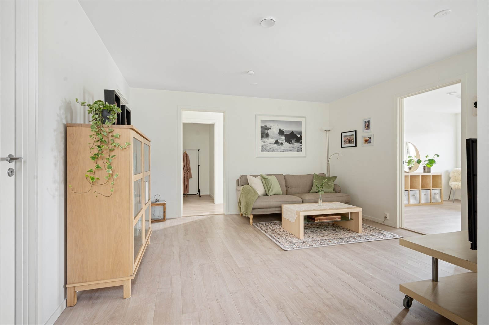 Her er det flere muligheter etter ønsker, det er gulvvarme i alle rom i 1. etasje bortsett fra teknisk rom og garderobe/bod Galleribilde