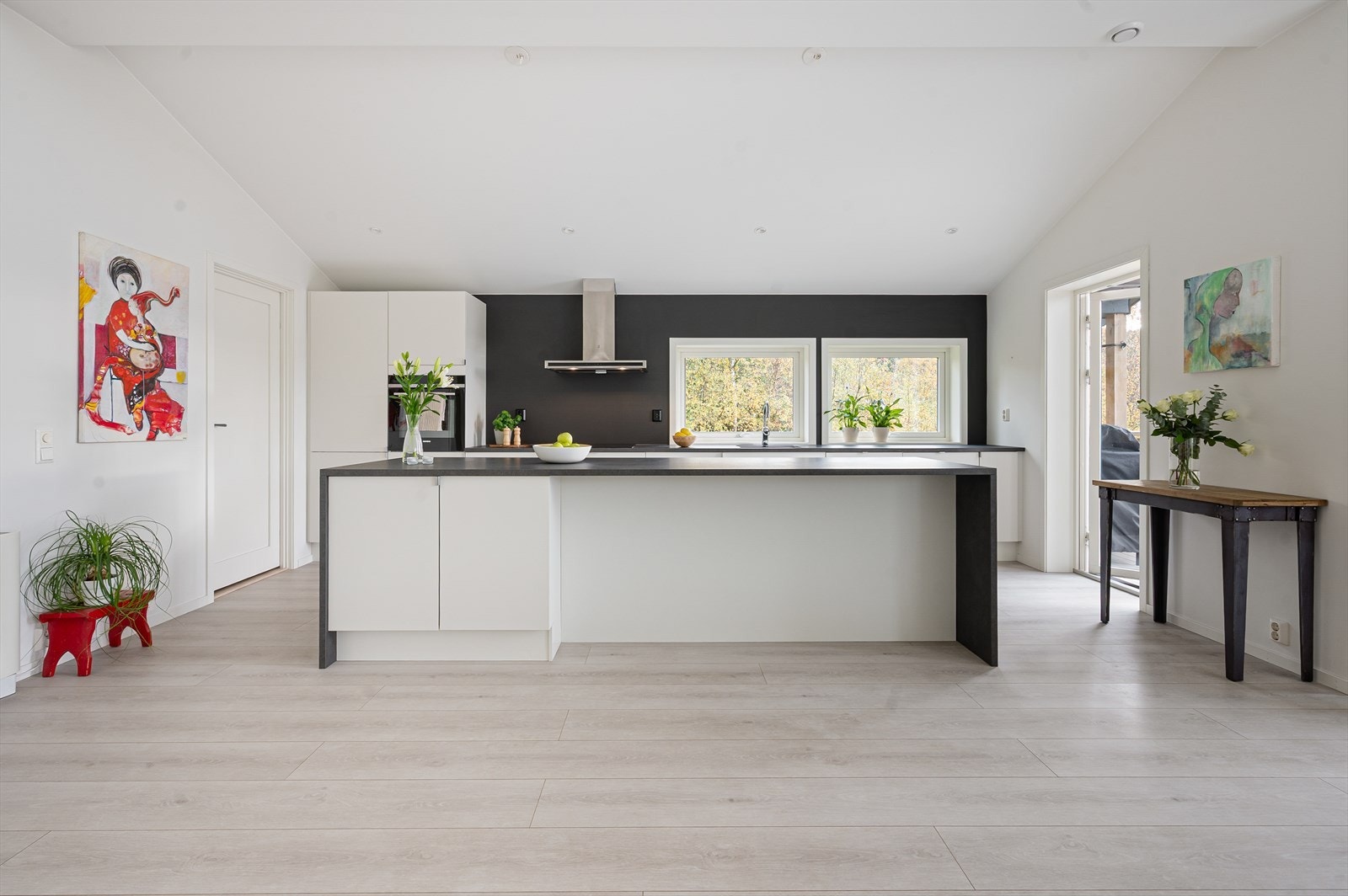 Kjøkkenet er meget romslig med ei stor kjøkkenøy ut mot stuearealet Galleribilde