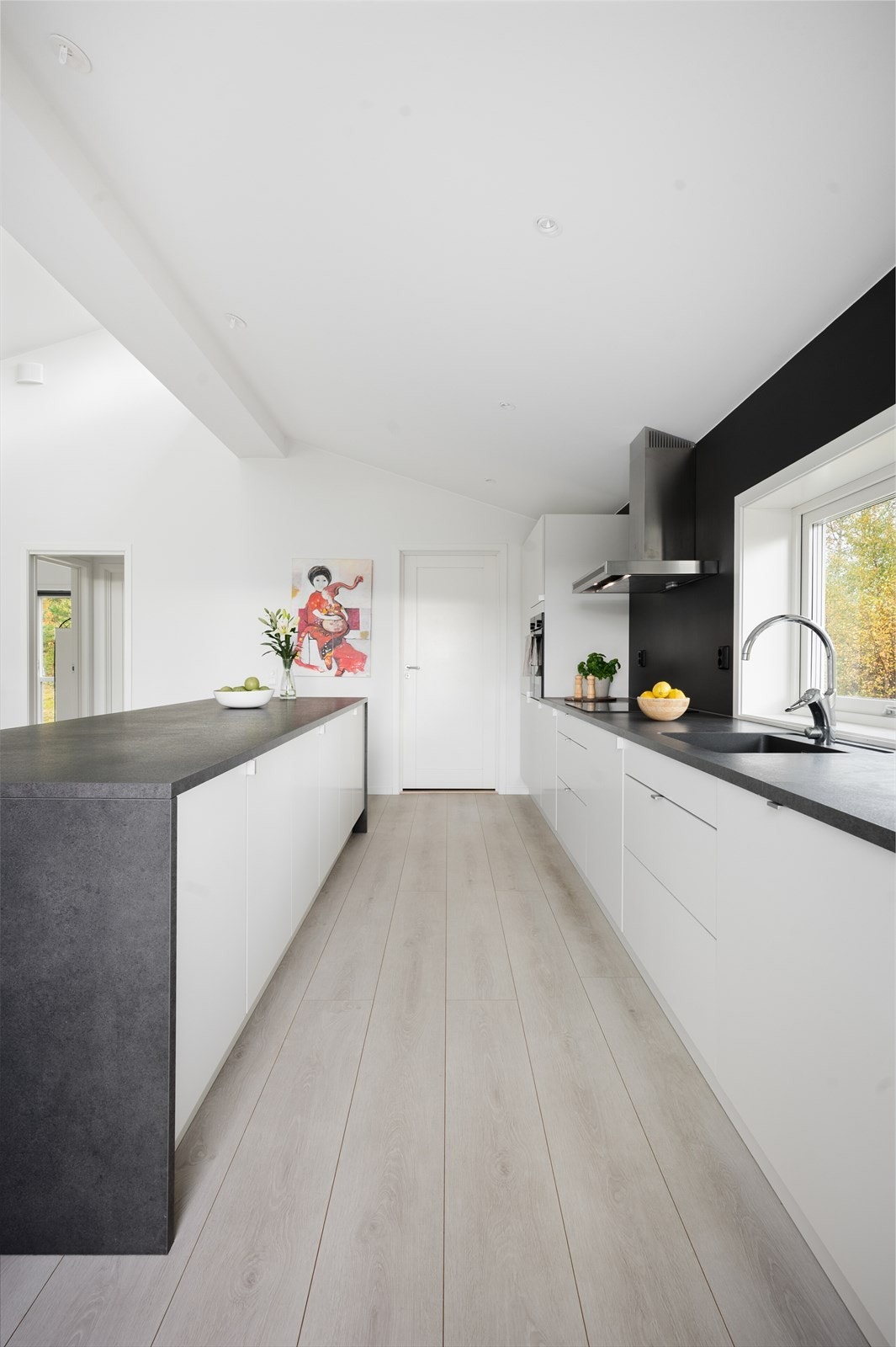 Rikelig med skap og benkeplass Galleribilde