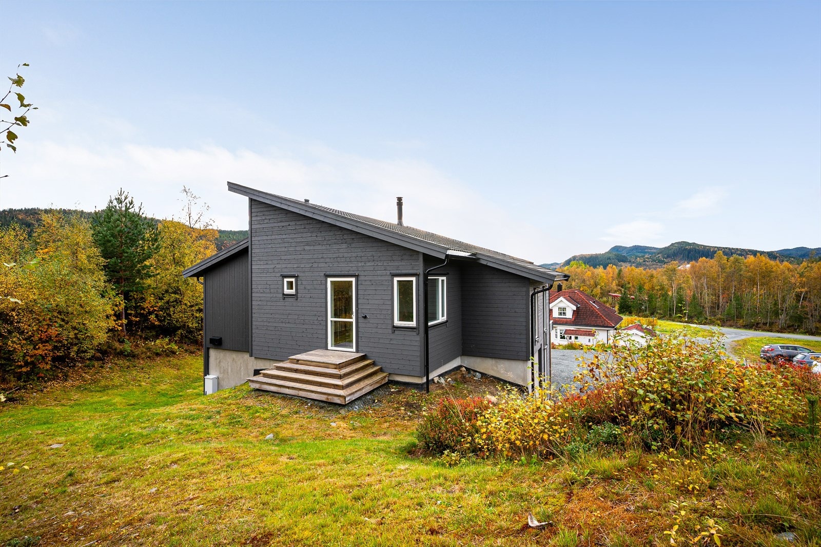 Eneboligen ligger fritt og usjenert til i idylliske og naturskjønne omgivelser på Korsvegen i Melhus kommune. Boligen ligger i et nytt og flott felt på Skoltmyrhaugen. Galleribilde