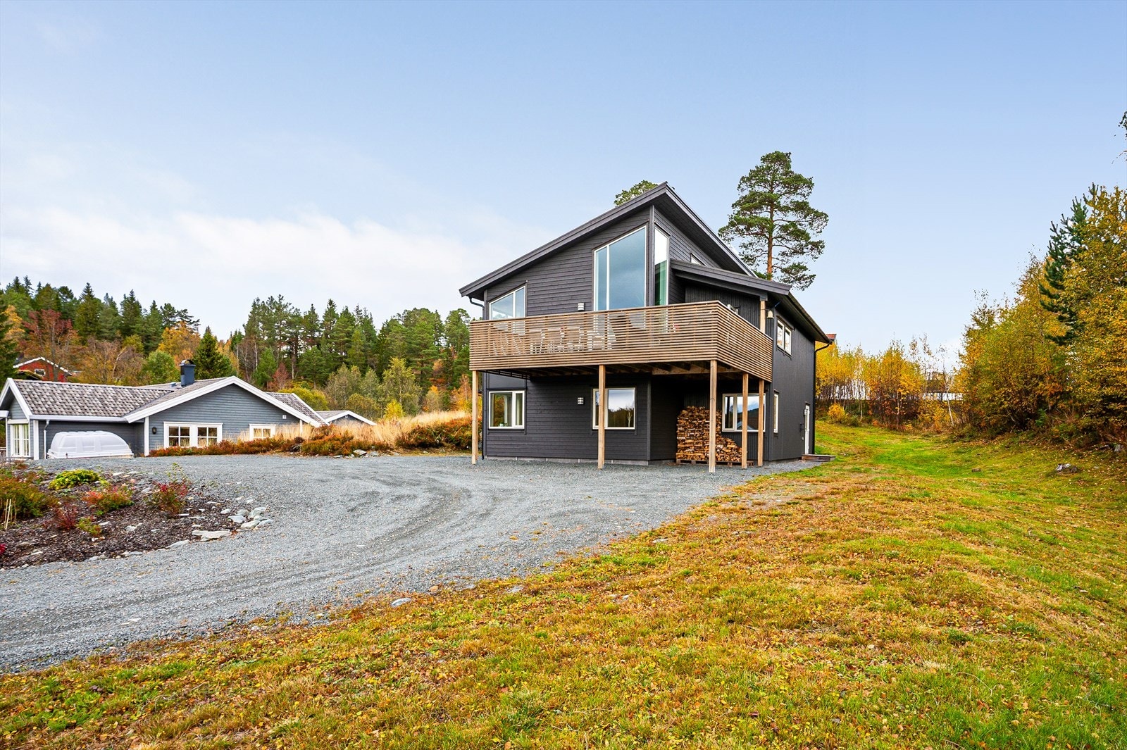 Her får man en perfekt familiebolig i naturskjønne omgivelser med kort vei til alt av servicefasiliteter. Det er god plass til å sette opp en garasje om ønskelig! Galleribilde