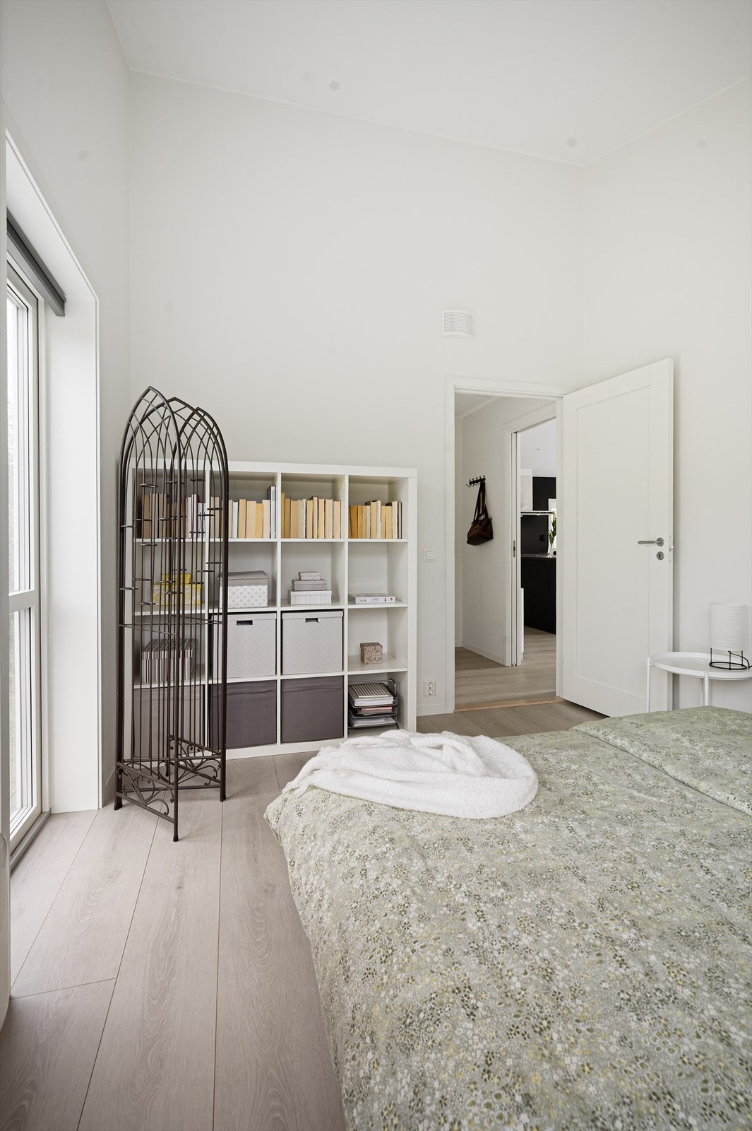 Romslig og lyst soverom Galleribilde