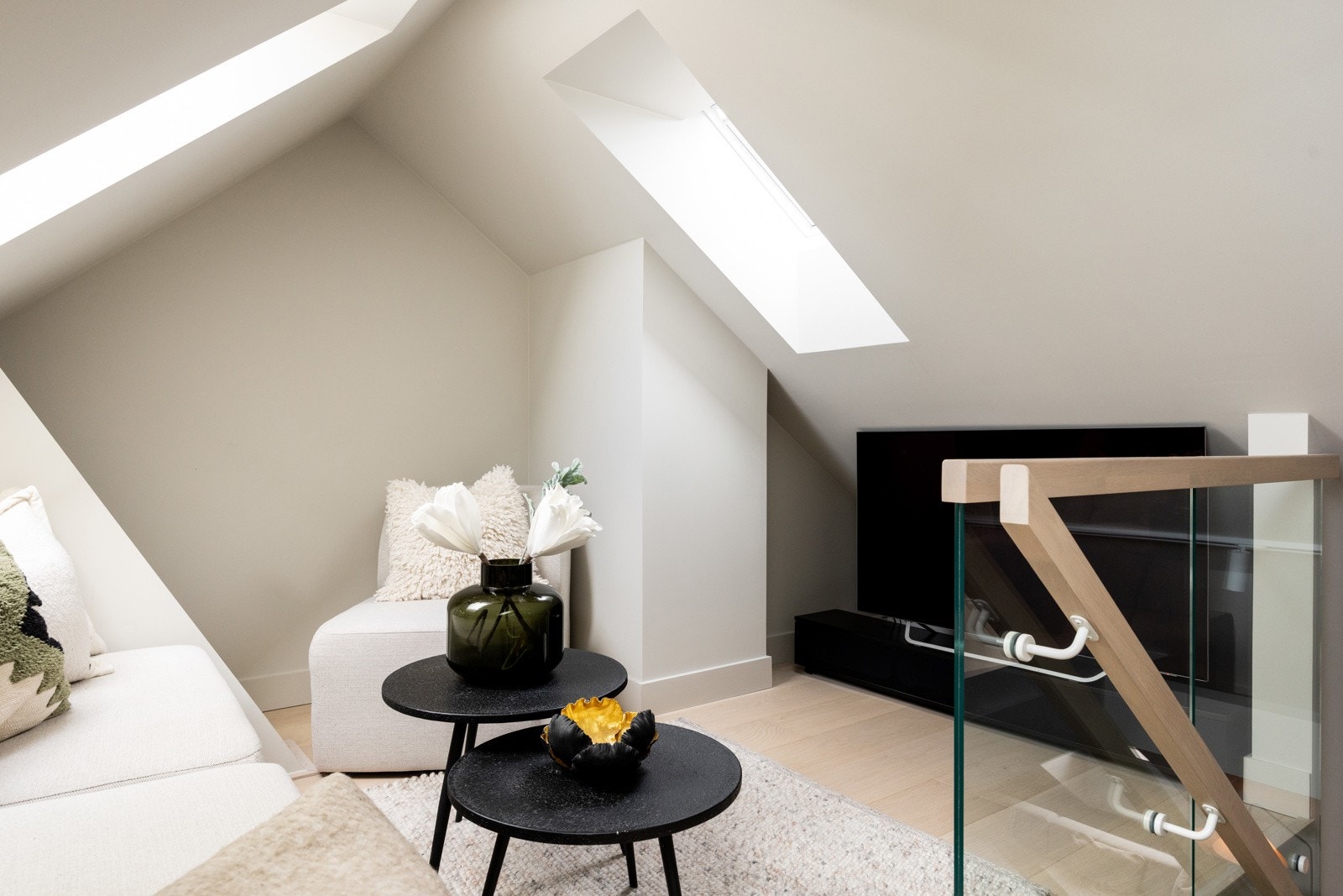 Her er det plass til både sofa og TV-løsning, eller et hyggelig lese- og arbeidsområde. Galleribilde