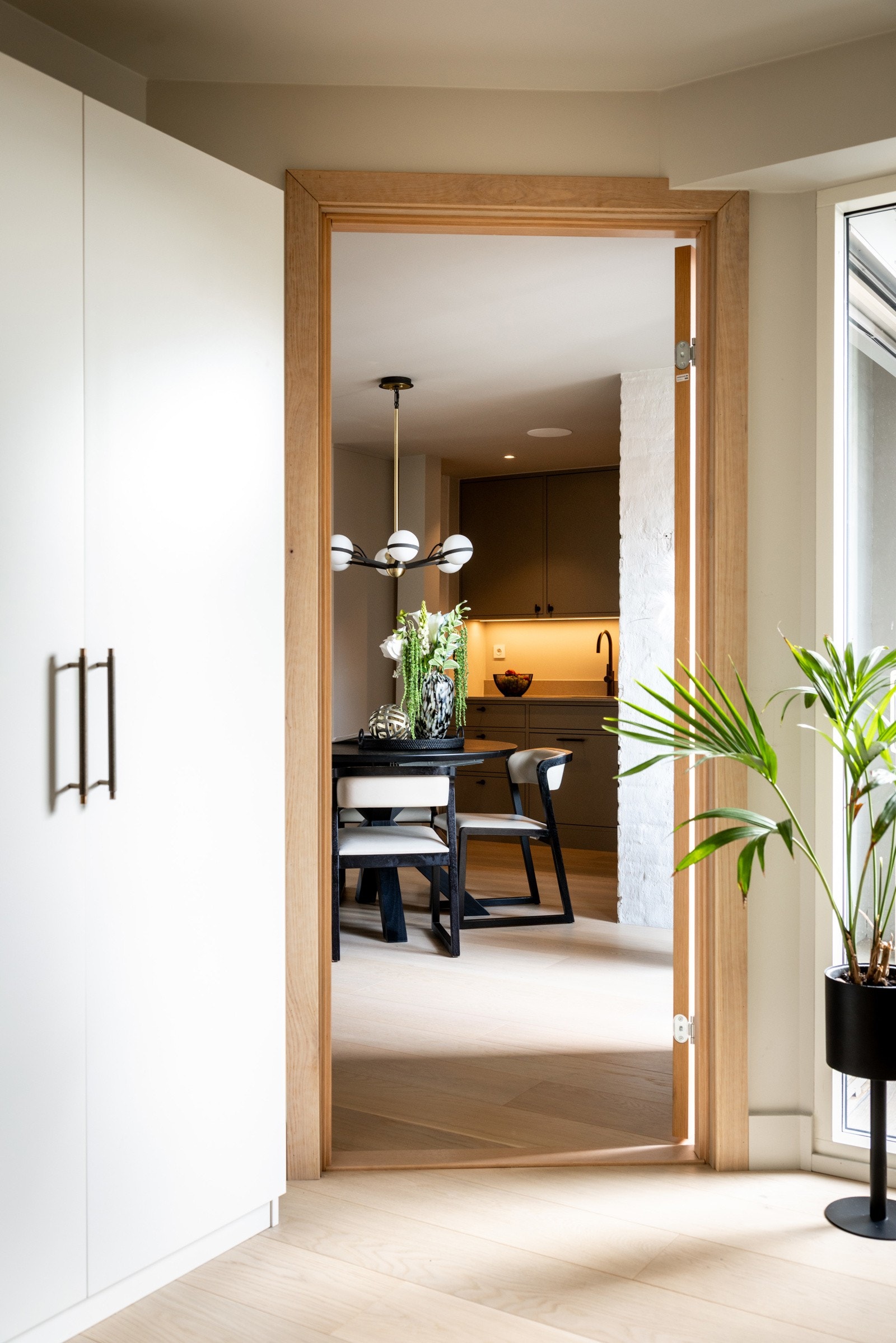 Her finner du også rikelig med oppbevaringsplass i garderobeskap. Galleribilde