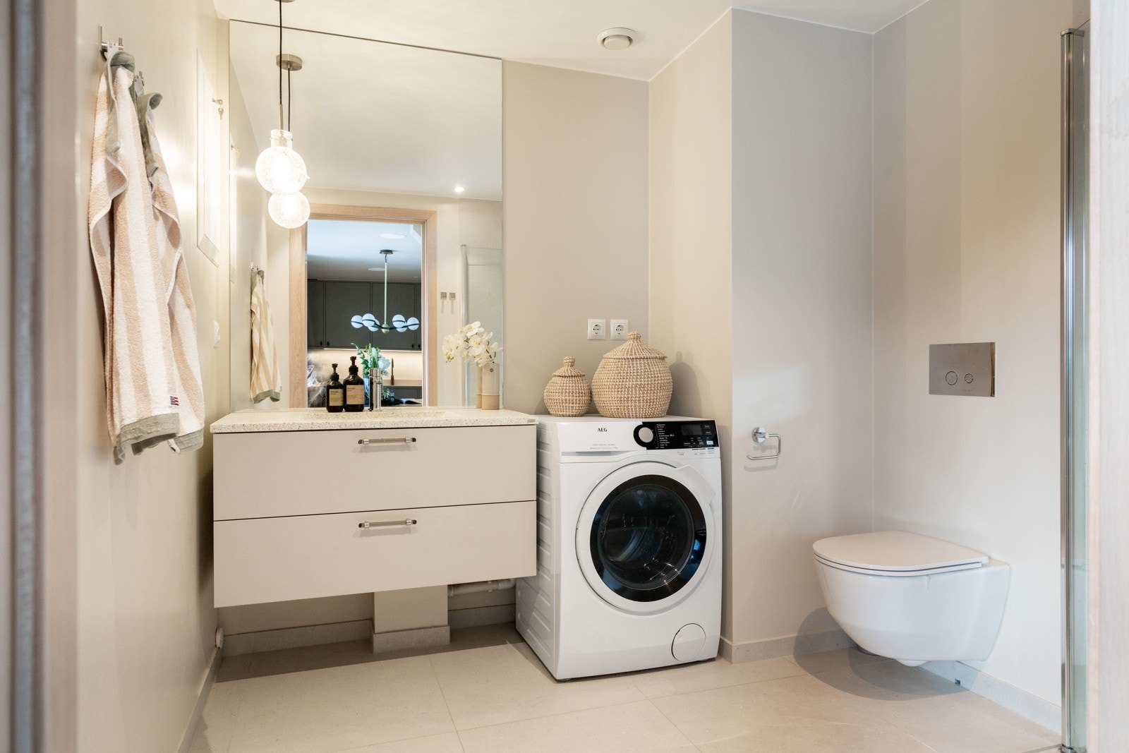 Badet fremstår moderne og funksjonelt med flislagte overflater og elektriske varmekabler som gir god komfort. Galleribilde