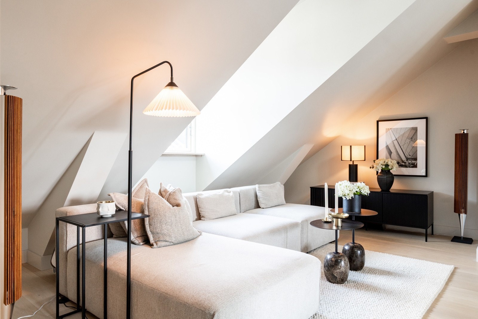 Store vindusflater sørger for rikelig med naturlig lys, og den generøse takhøyden bidrar til å forsterke følelsen av rom og åpenhet. Galleribilde