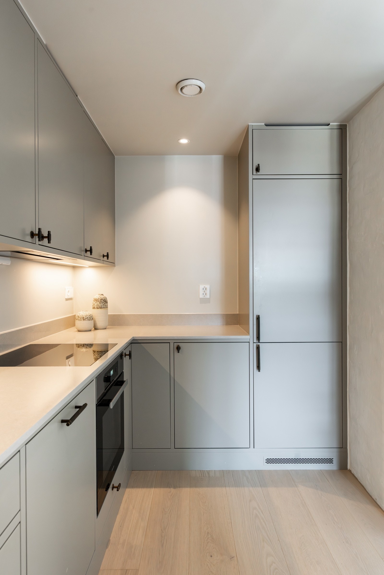 Kjøkkenet er plassbygd fra Drømmekjøkkenet. Det er montert automatisk vannstopper og komfyrvakt. Kjøkkenventilator montert i overskap med kullfilter. Galleribilde