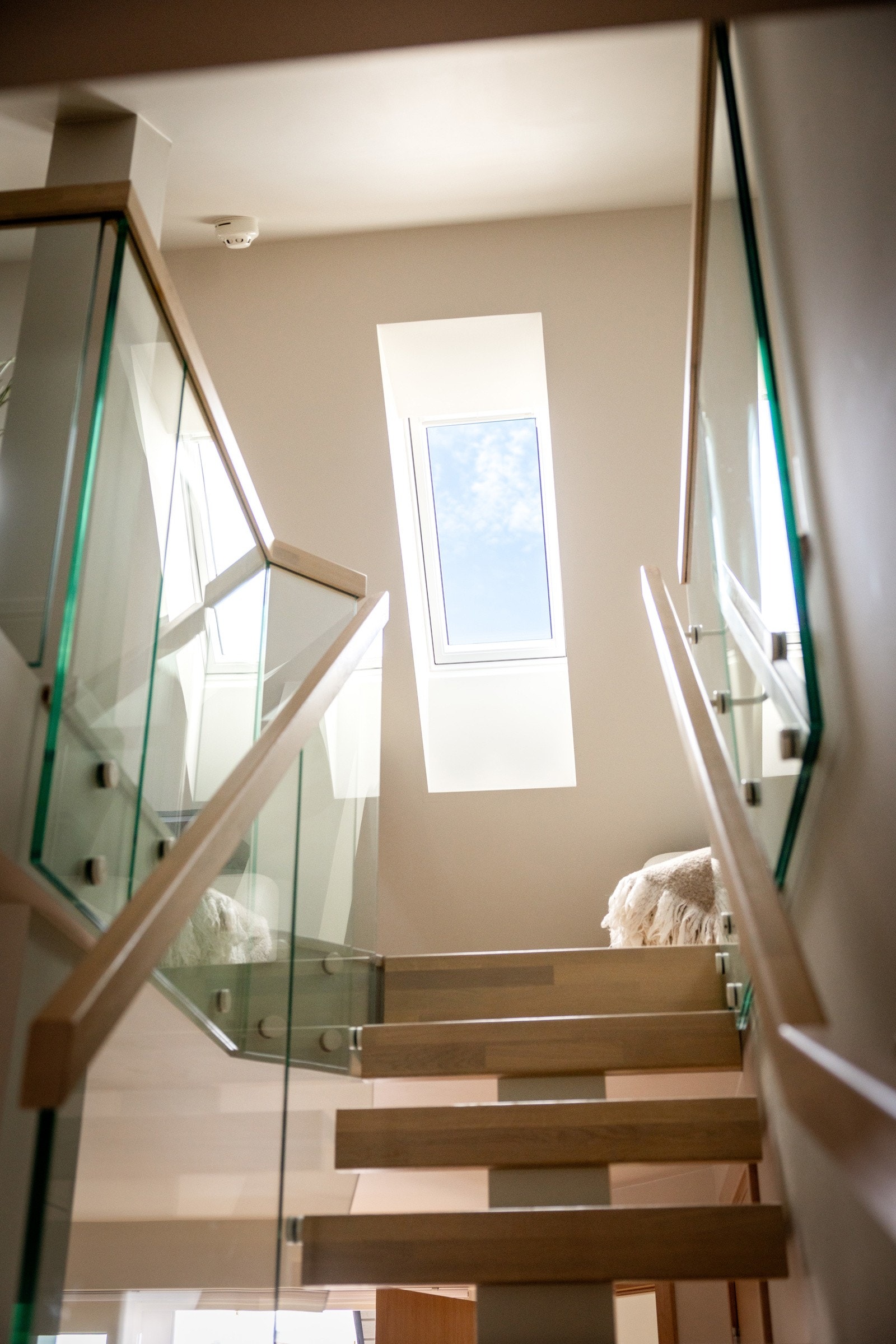 Rommet er lyst med flere takvinduer som slipper inn naturlig lys og skaper en luftig følelse. Galleribilde