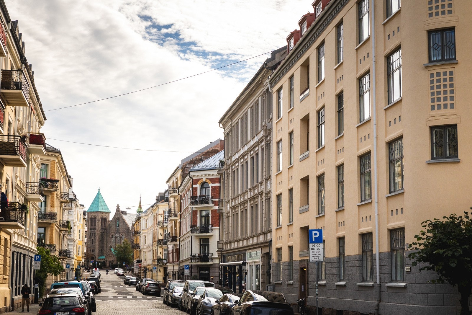Her får du en ideell kombinasjon av sentral beliggenhet og behagelig atmosfære, med kort vei til både grøntområder, bypuls og daglige tjenester. Galleribilde