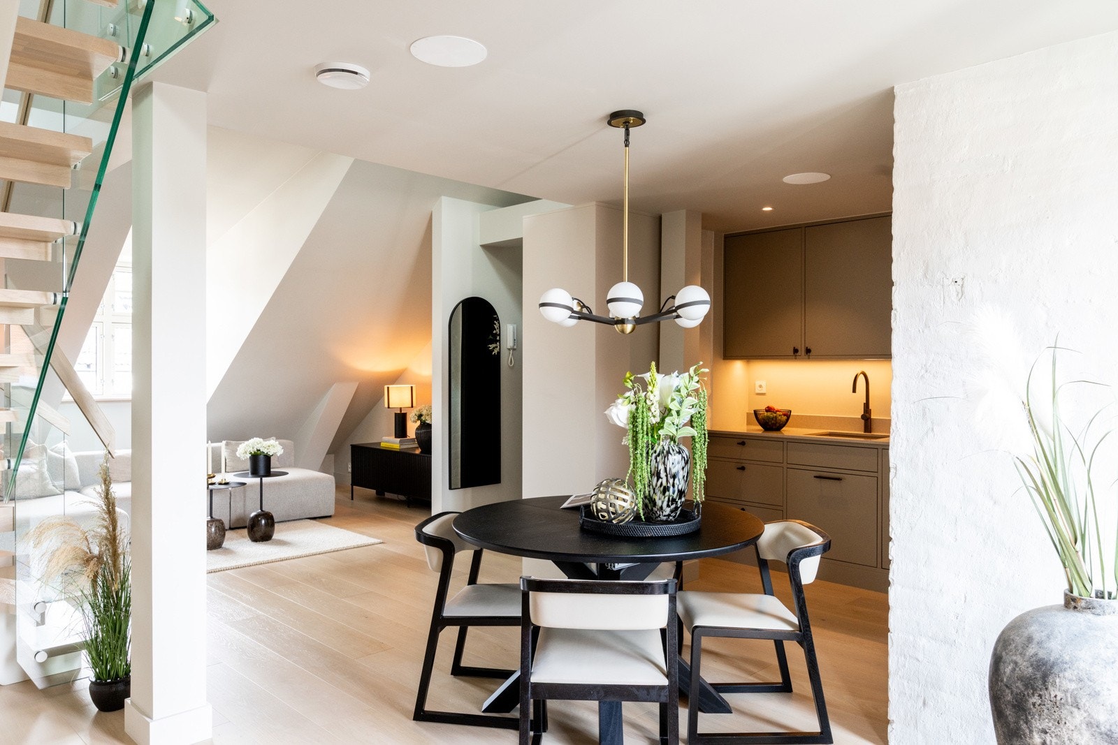 Den åpne løsningen skaper en praktisk og sosial planløsning som legger til rette for både hverdagsliv og gjester. Galleribilde