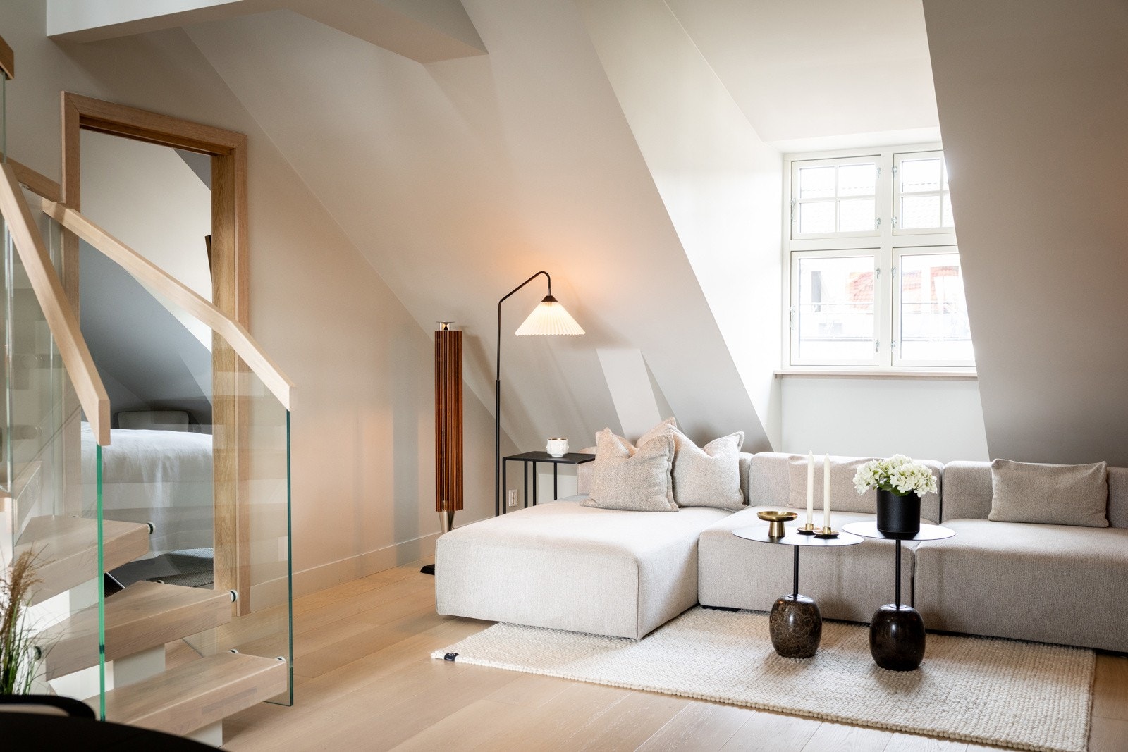 Stuen utgjør boligens naturlige midtpunkt med en romslig og luftig atmosfære. Galleribilde