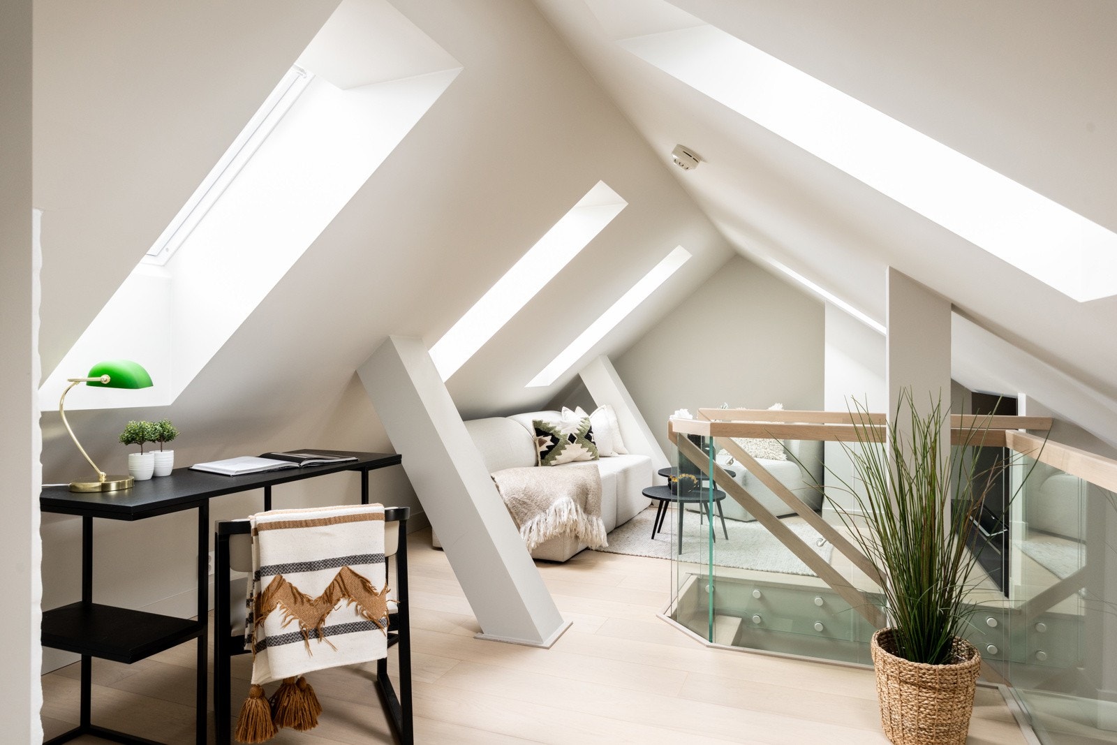 Loftstuen kan fungere som et fleksibelt rom tilpasset ulike behov, enten som ekstra stue, kontor eller gjesterom. Galleribilde