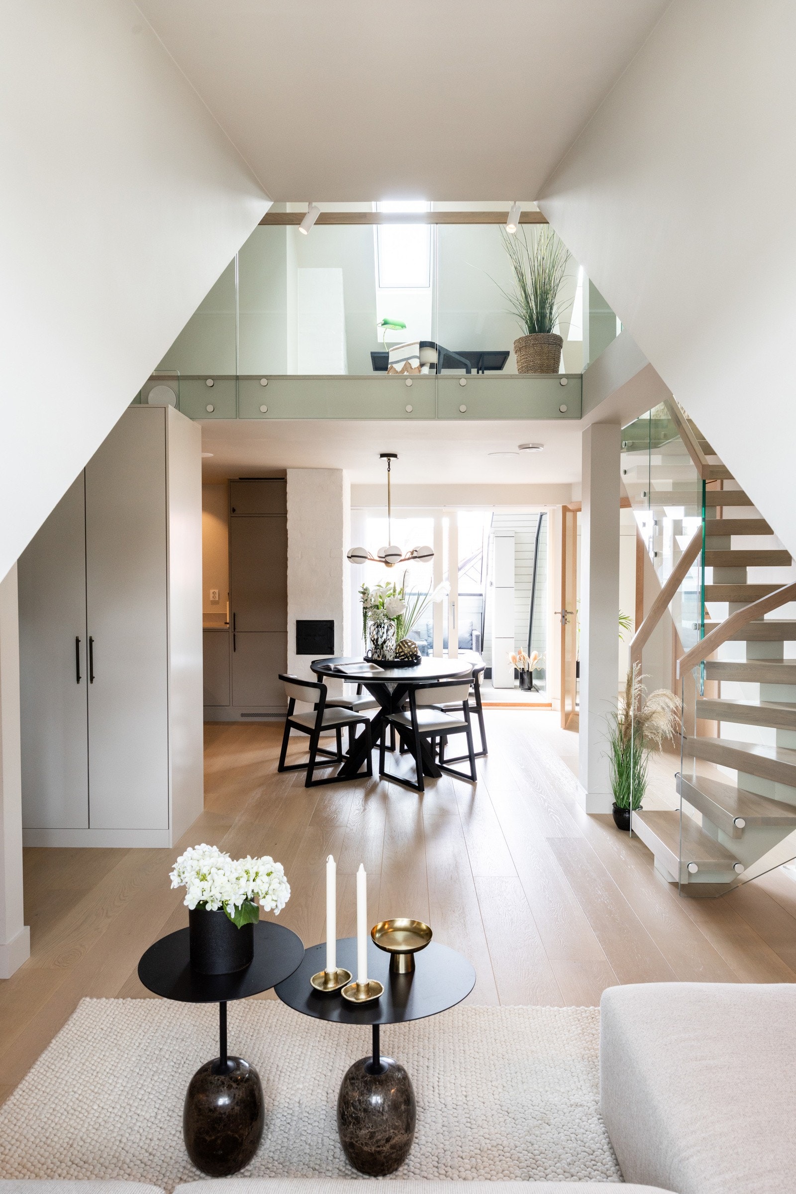 Den åpne løsningen mellom stue og hems binder etasjene sammen og gir en sosial og sammenhengende atmosfære. Galleribilde