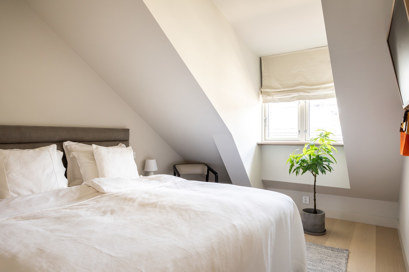 Hovedsoverommet byr på romslighet med plass til dobbeltseng og god oppbevaring i faste garderobeløsninger. Galleribilde