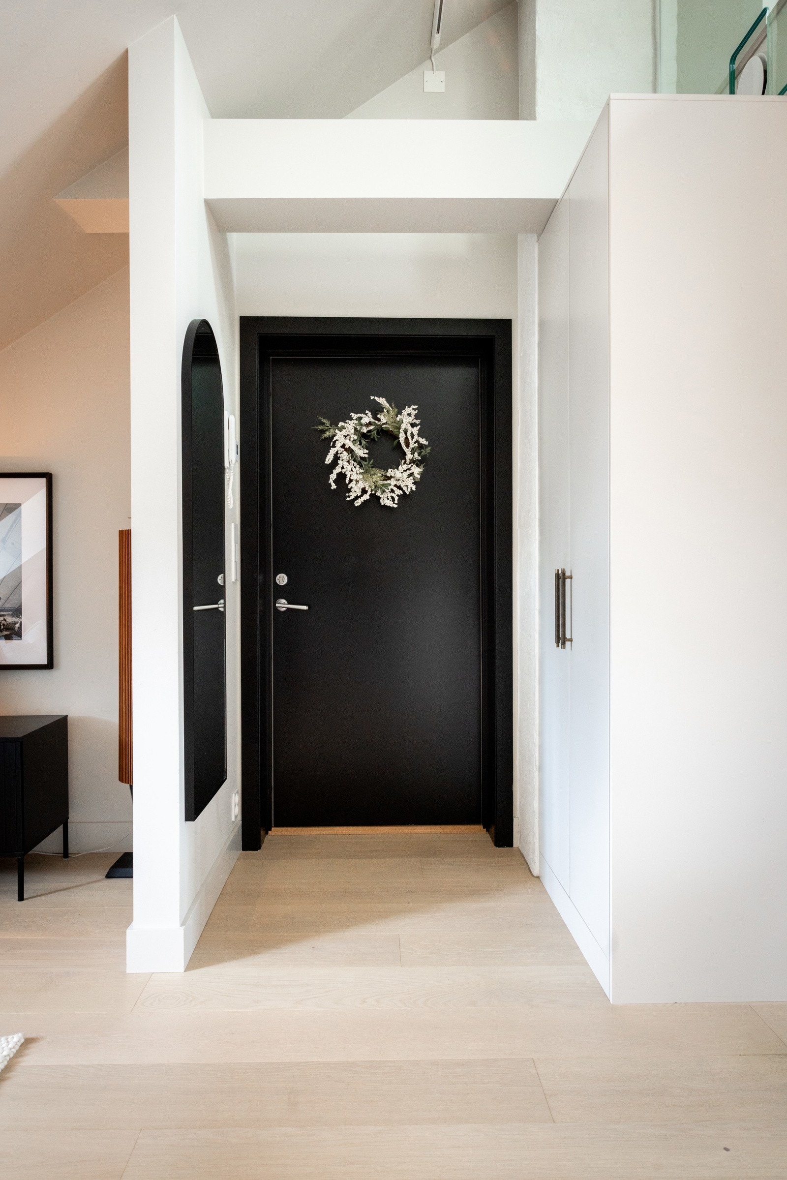 Hyggelig entré med plass til oppbevaring av yttertøy. Galleribilde