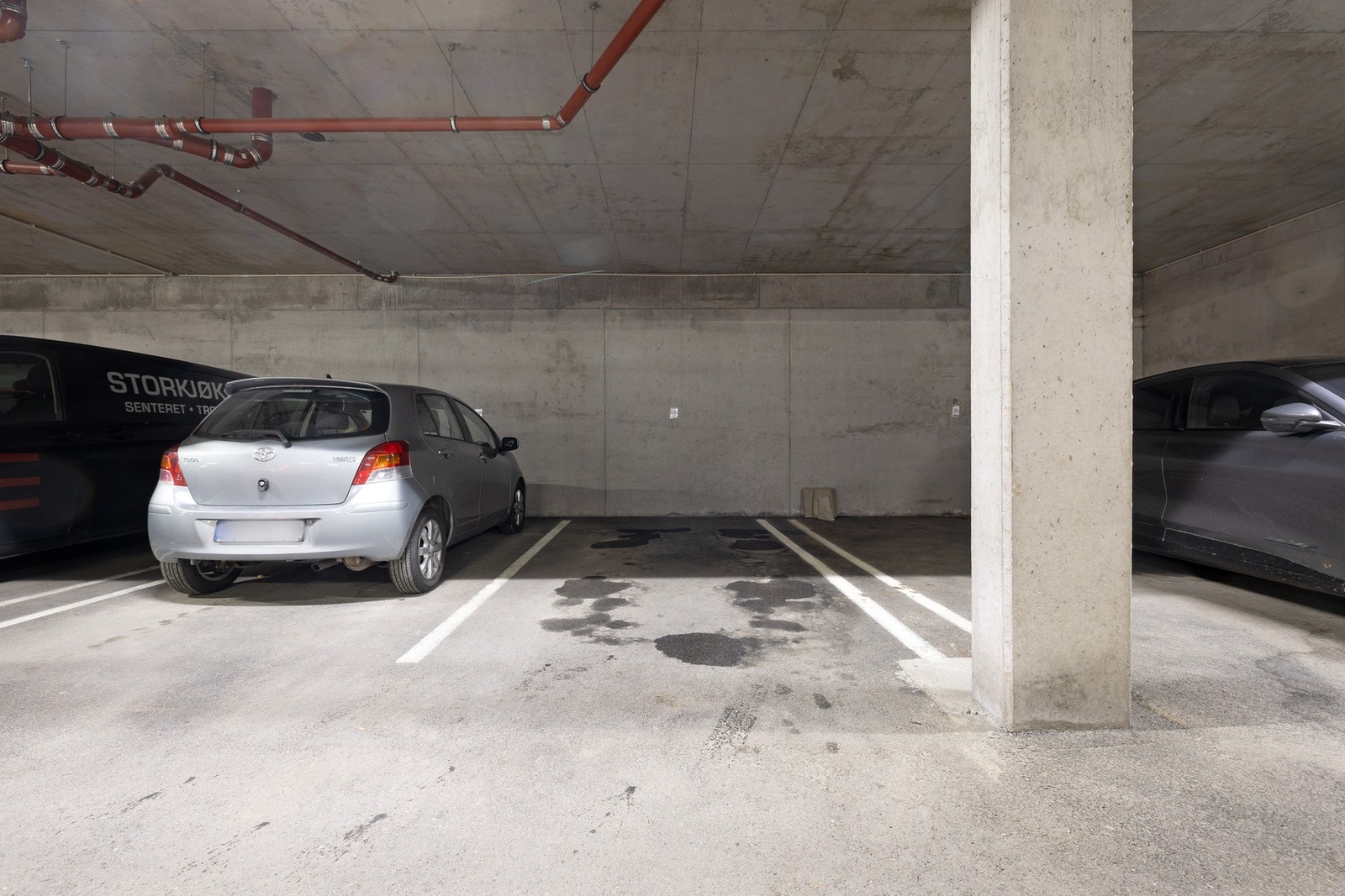 Det medfølger parkeringsplass i felles oppvarmet kjeller. Direkte tilgang til P-kjeller fra innvendig heis. Galleribilde