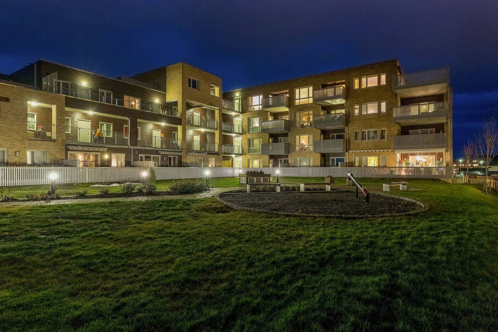 Selsbakkvegen 39 er et moderne borettslag fra 2006/2007 med sentral beliggenhet på Hallset. Galleribilde