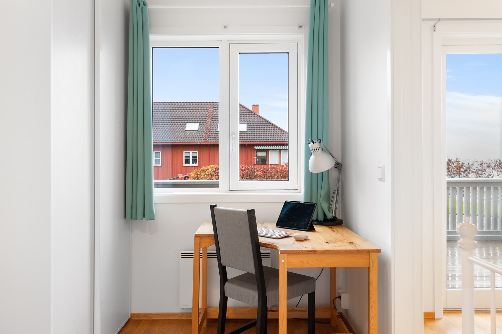 På soverommet er det god plass til skrivebord. Galleribilde