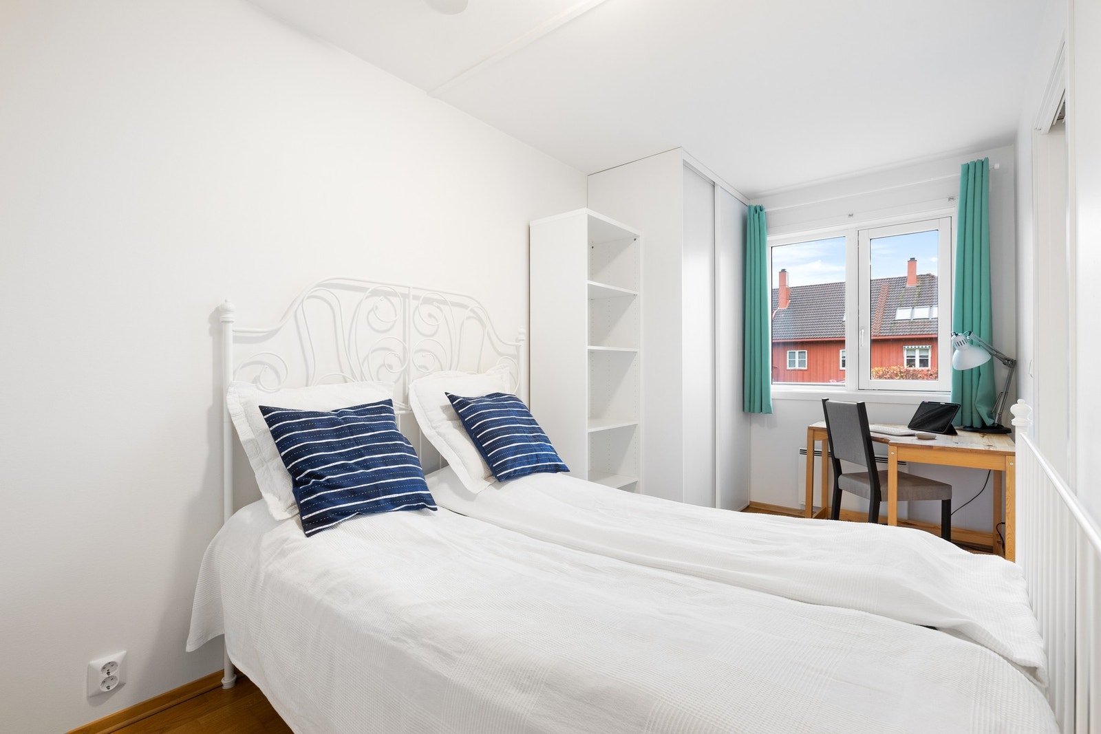 Romslig soverom på hele 11 kvm. Garderobeskap. Galleribilde