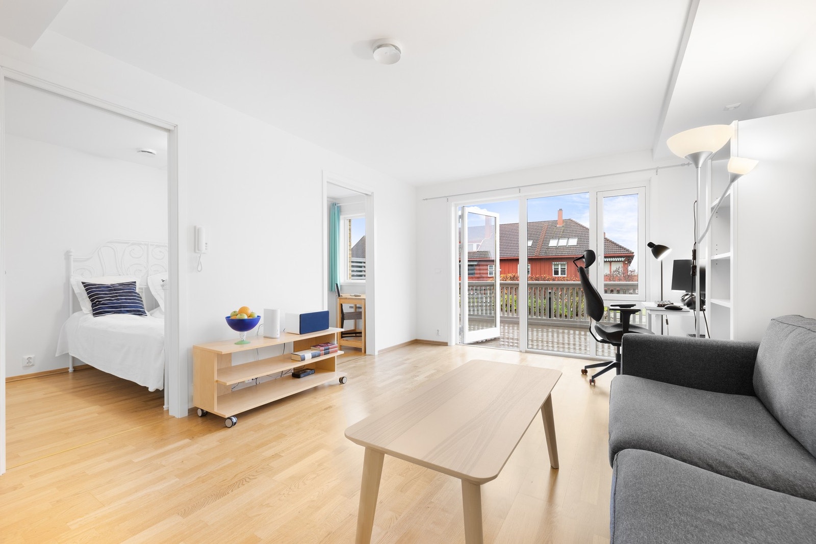 Den praktiske planløsningen gjør det enkelt å møblere. Rommet oppleves lyst og luftig med god takhøyde og godt med lysinnslipp. Galleribilde