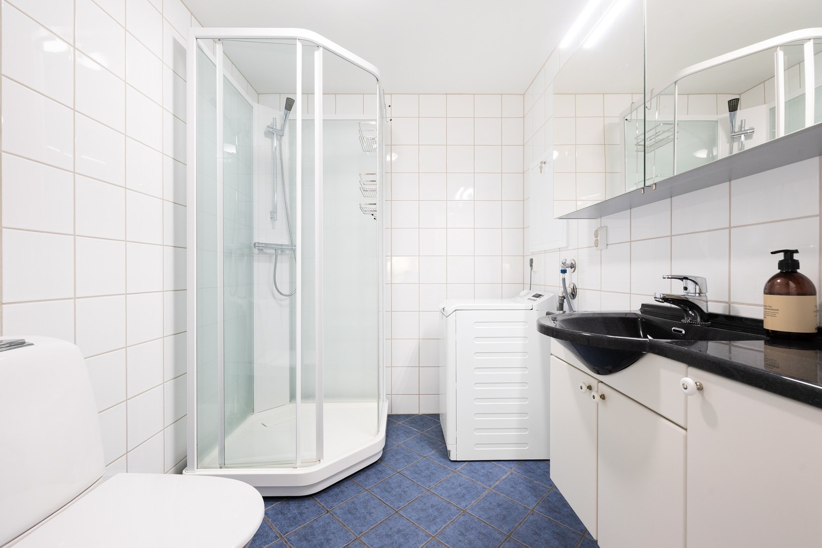 Pent flislagt bad på 4,5 kvm med varmekabler i gulvet. Galleribilde